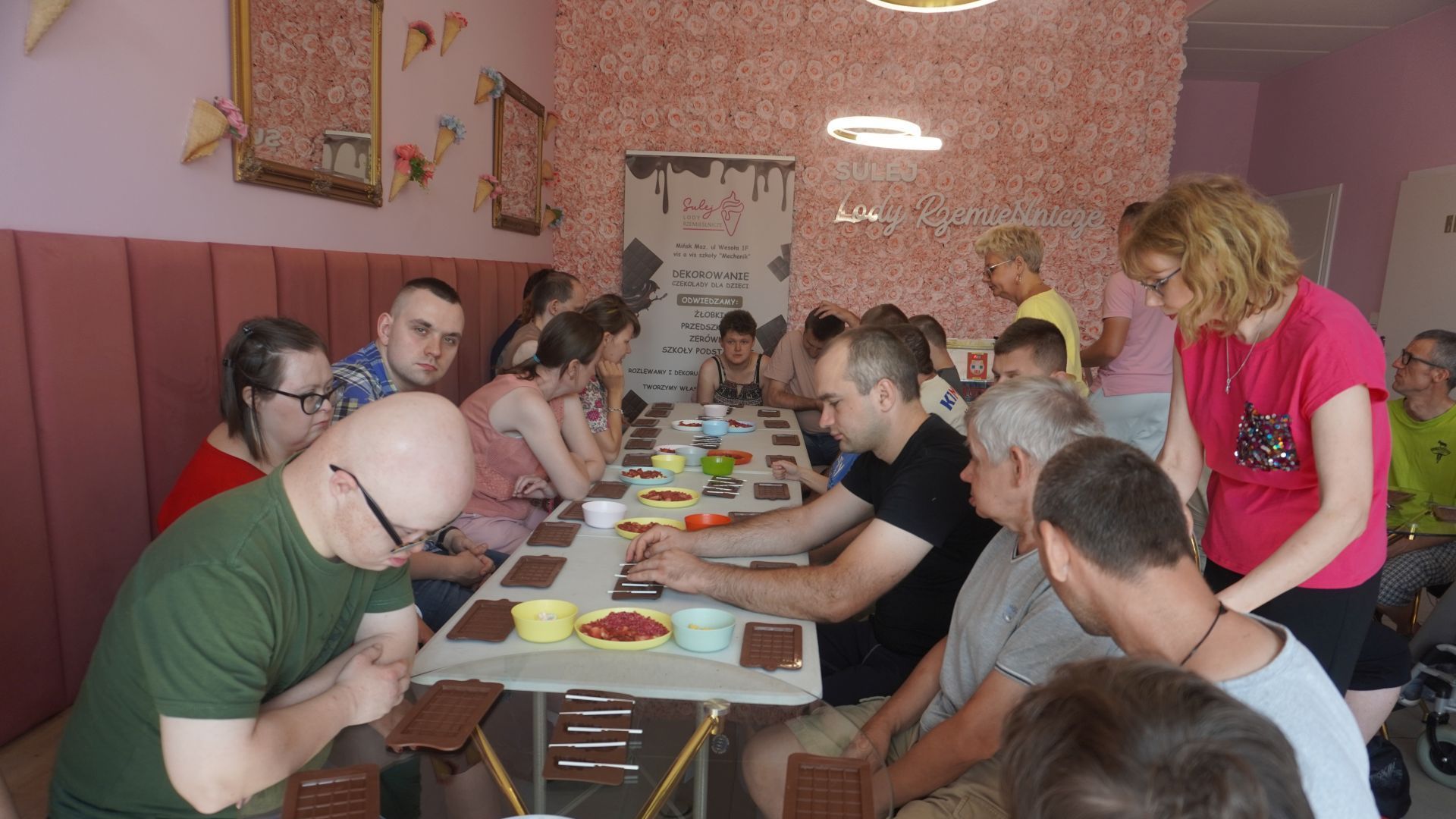 Uczestnicy podczas warsztatów dekorowania czekolady.