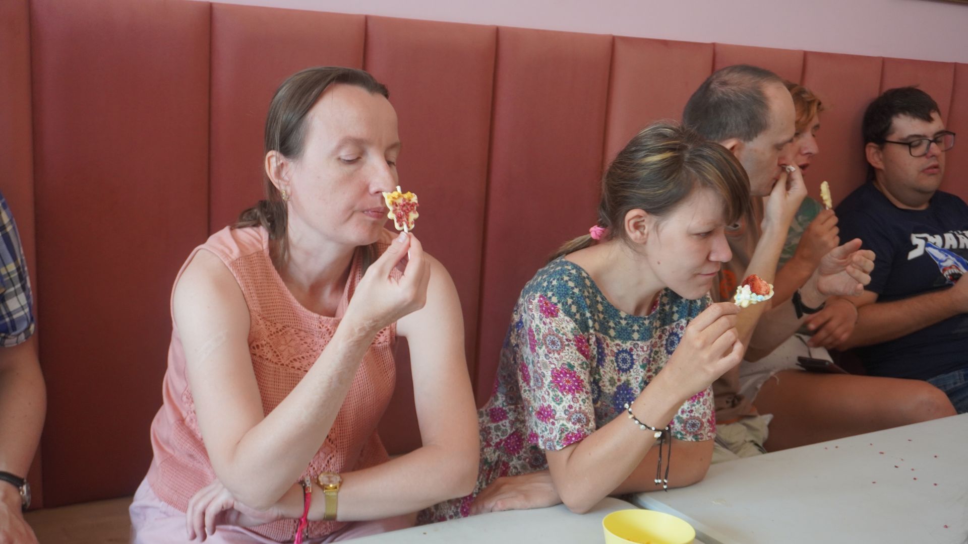 Degustacja czekoladowych lizaków wykonanych podczas warsztatów dekorowania czekolady.