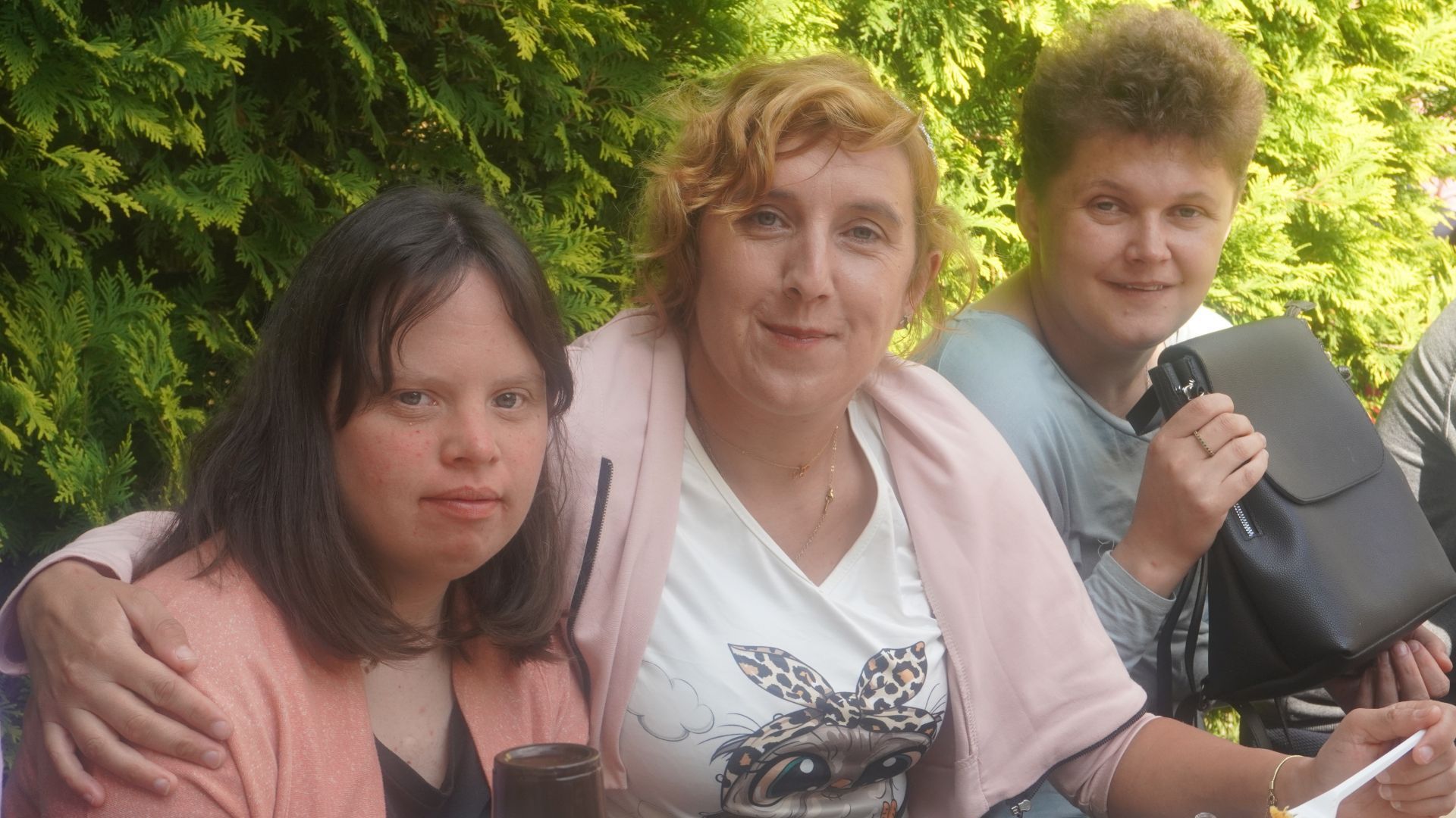 Uczestniczki podczas grilla w ogrodzie z okazji Dnia Pieczonego Ziemniaka.