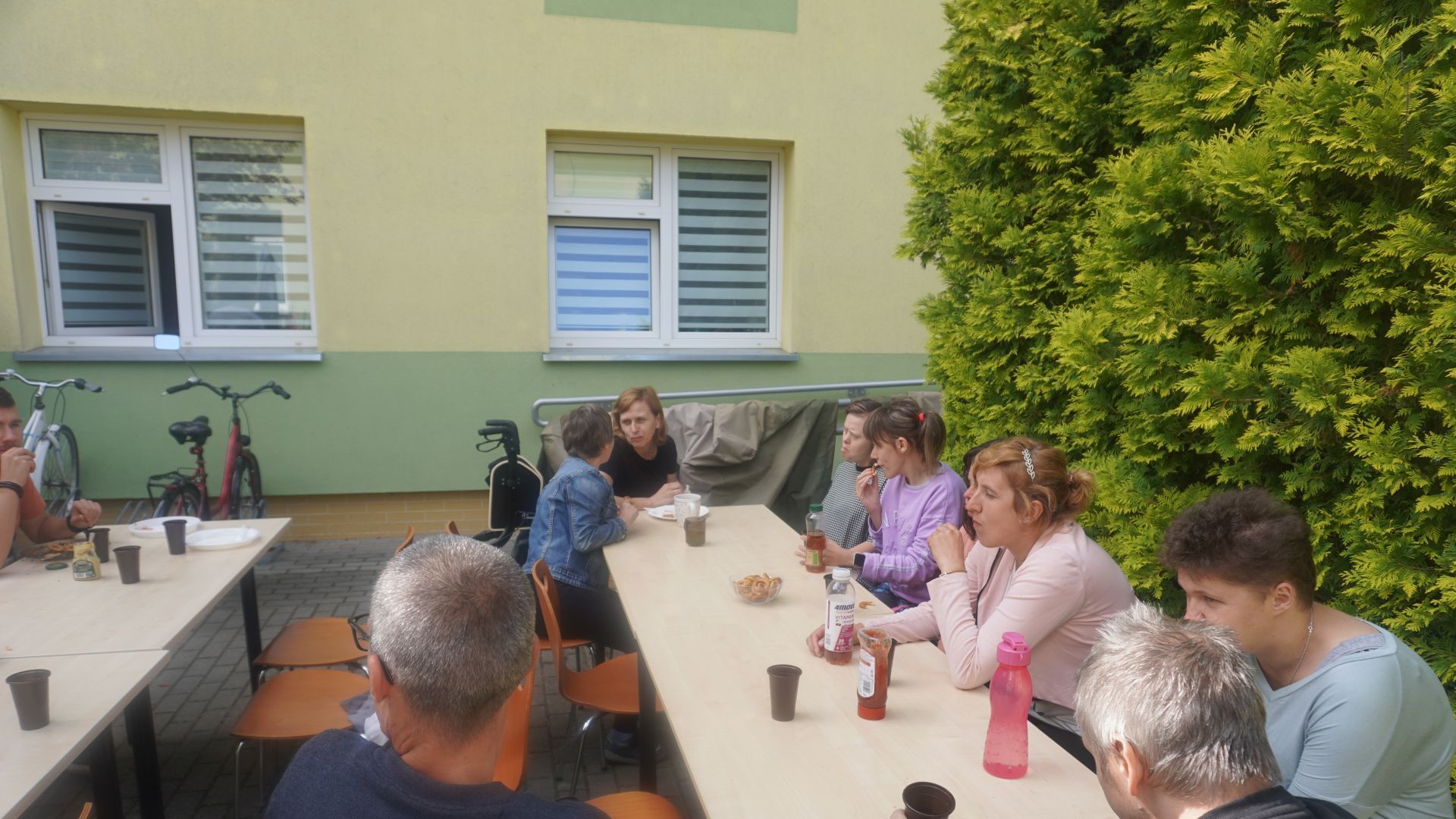 Uczestnicy podczas grilla w ogrodzie z okazji Dnia Pieczonego Ziemniaka. 