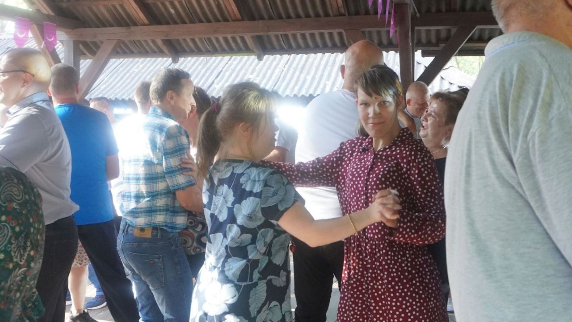 Uczestniczki Martyna i Małgosia tańczą podczas plenerowej imprezy integracyjnej ''Jedlina w Krainie Czarów''.