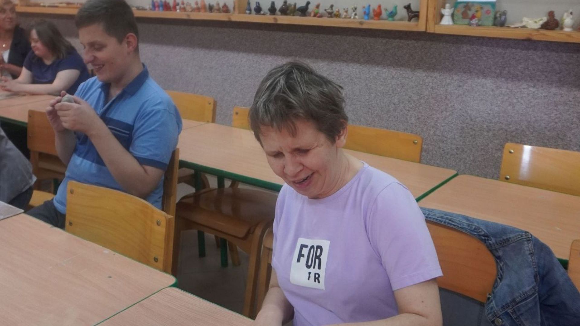 Uczestniczka Iwona samodzielnie wykonuje pracę z gliny podczas wizyty w Muzeum Gwizdka w Gwizdałach.