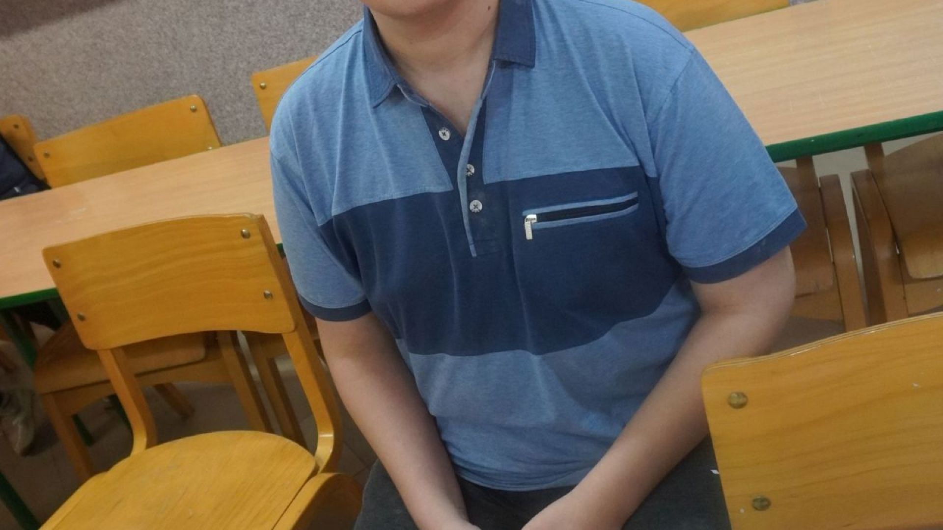 Uczestnik Damian wraz z wykonaną przez siebie pracą z gliny podczas wizyty w Muzeum Gwizdka w Gwizdałach.