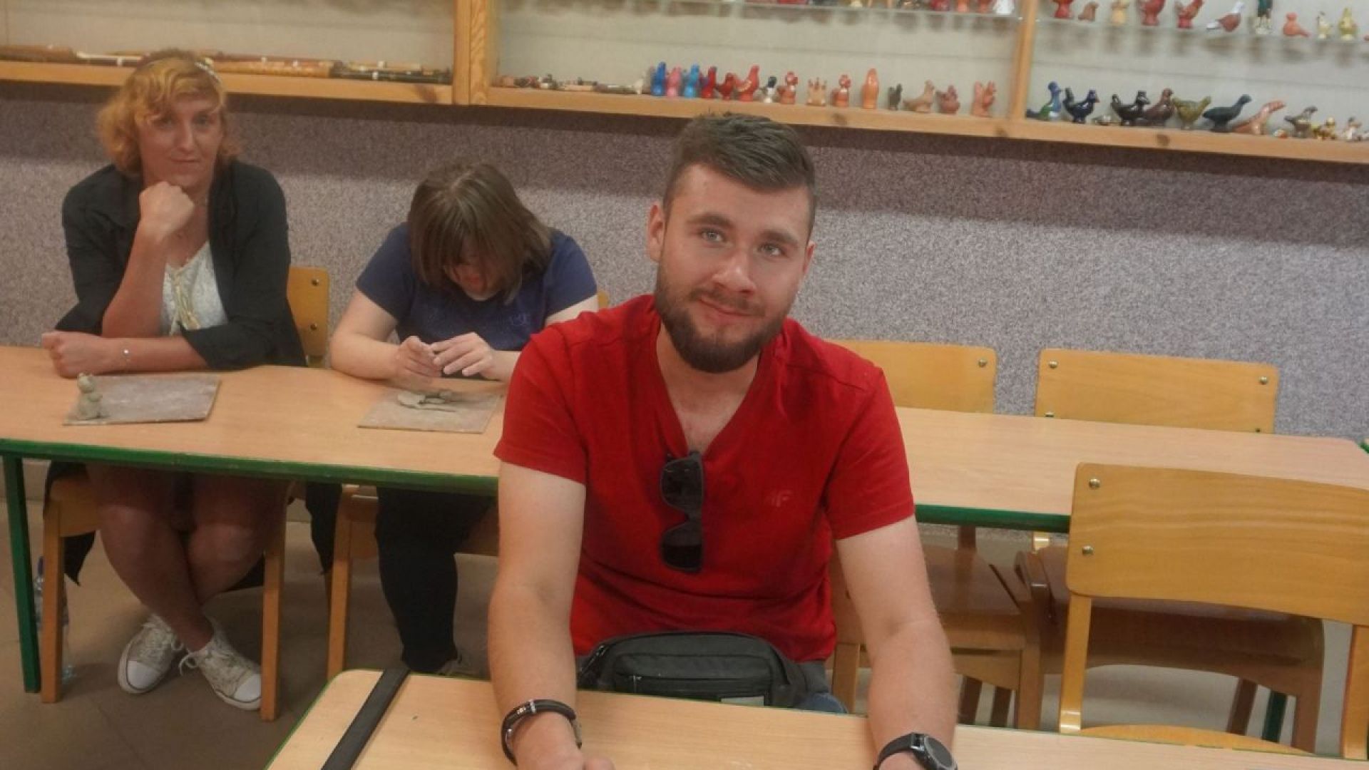 Uczestnik Bartek wraz z wykonaną przez siebie pracą z gliny podczas wizyty w Muzeum Gwizdka w Gwizdałach.