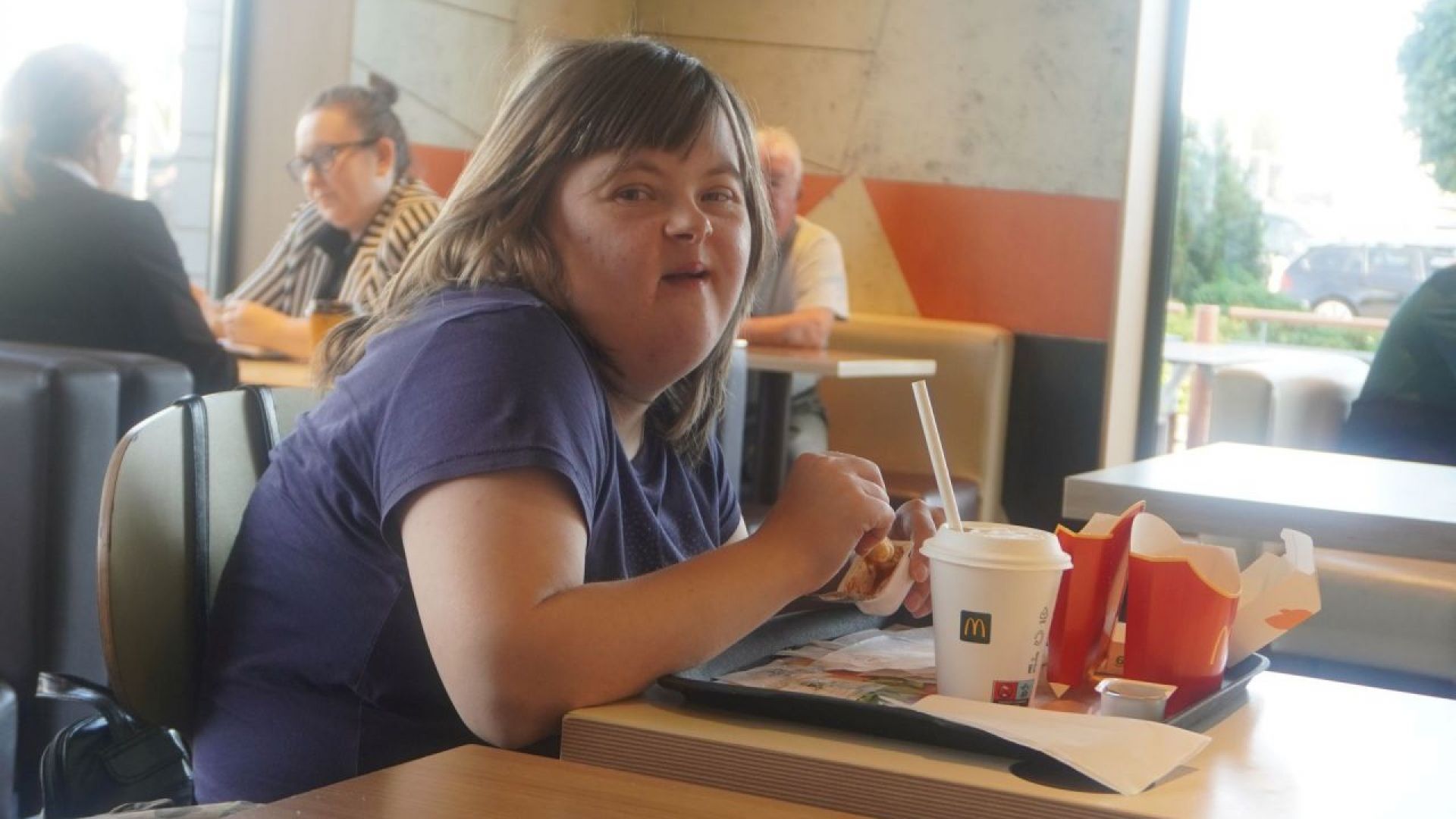Uczestniczka Sylwia podczas obiadu w restauracji McDonald's w drodze powrotnej z wyjazdu do Muzeum Gwizdka w Gwizdałach. 
