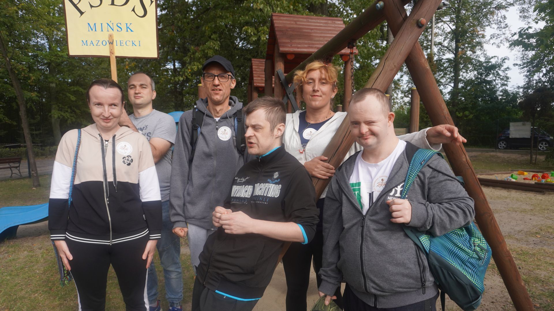 Reprezentacja uczestników Powiatowego Środowiskowego Domu Samopomocy w XXV Powiatowych Jesiennych Biegach Przełajowych w Zespole Szkół Specjalnych w Ignacowie. 
