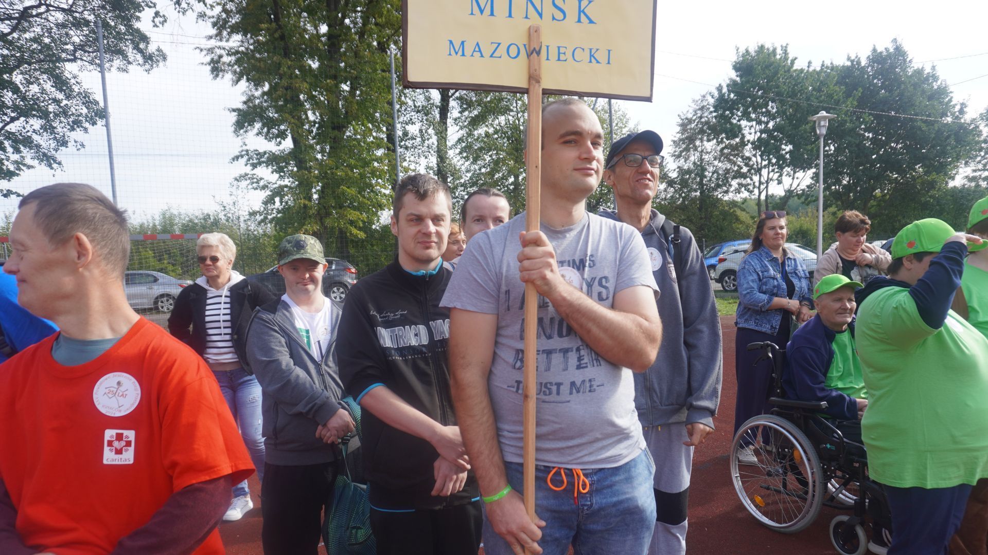 Reprezentacja uczestników Powiatowego Środowiskowego Domu Samopomocy w XXV Powiatowych Jesiennych Biegach Przełajowych w Zespole Szkół Specjalnych w Ignacowie. 
