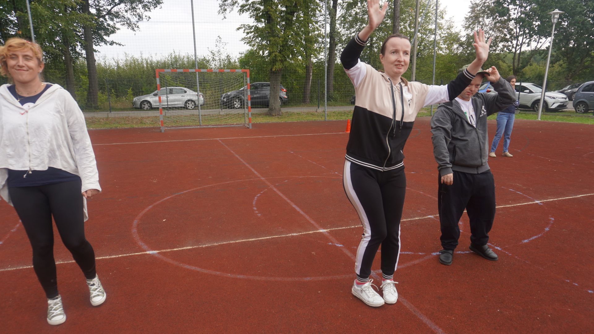 Rozgrzewka uczestników przed zawodami sportowymi w Zespole Szkół Specjalnych w Ignacowie. 