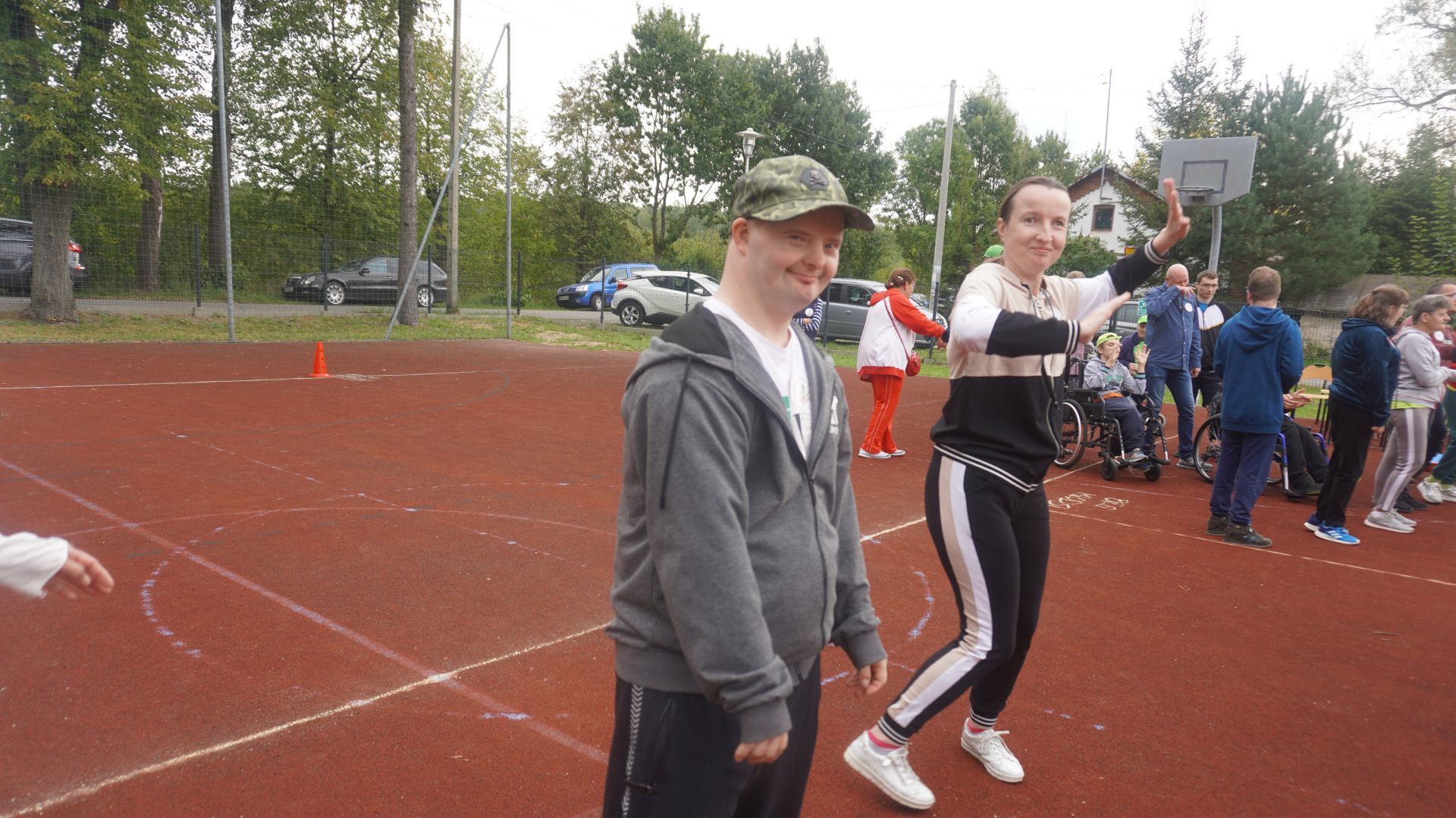 Rozgrzewka uczestników przed zawodami sportowymi w Zespole Szkół Specjalnych w Ignacowie. 