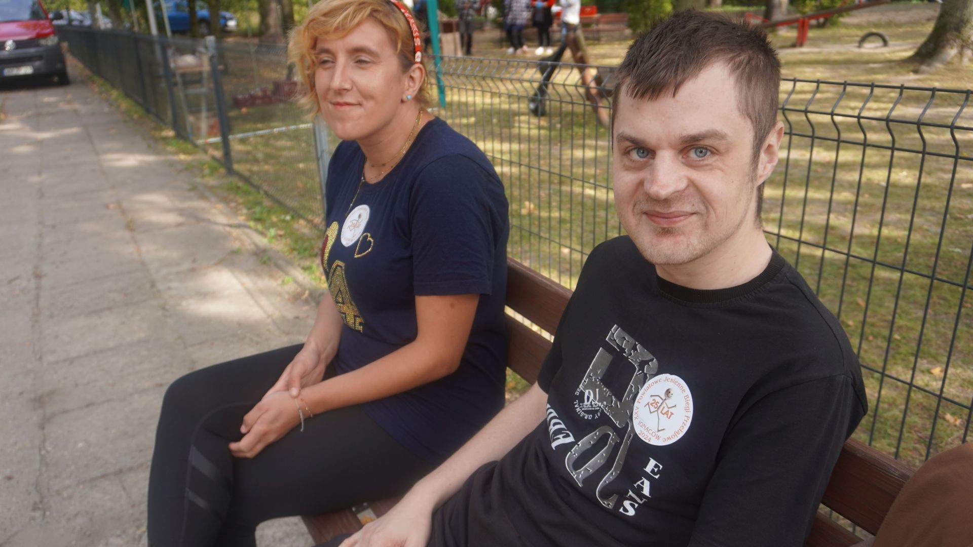 Uczestnicy Agnieszka i Łukasz oczekują na rozpoczęcie zawodów w kategorii biegi przełajowe.