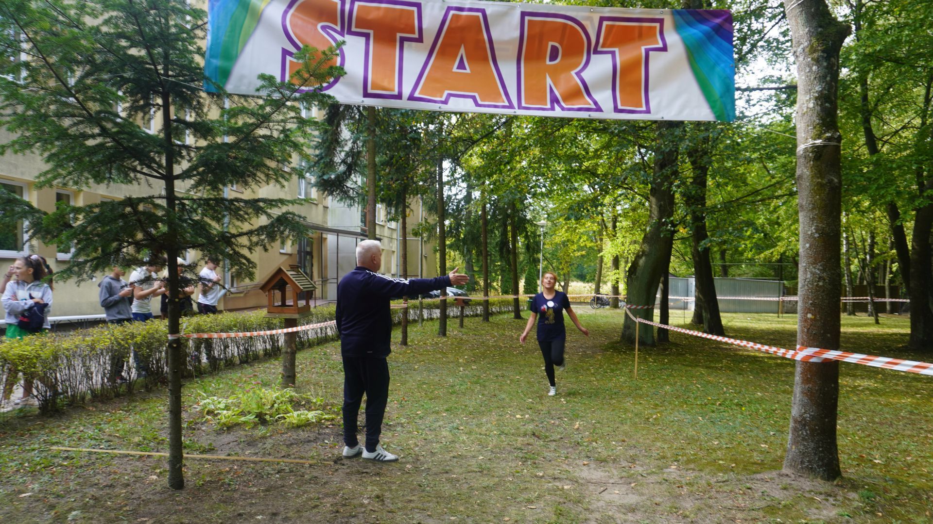 Uczestniczka Agnieszka dobiega do mety jako pierwsza podczas biegu na dystans 200 m w XXV Powiatowych Jesiennych Biegach Przełajowych w Ignacowie.