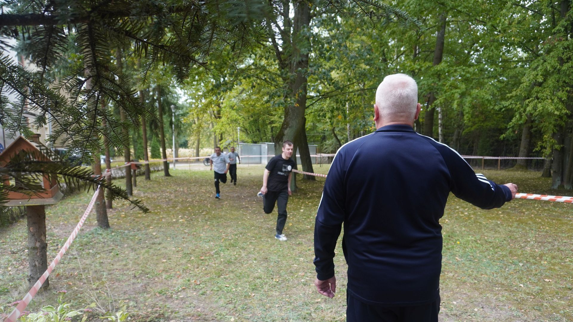 Uczestnik Łukasz dobiega do mety jako pierwszy w biegu na dystans 200 m w XXV Powiatowych Jesiennych Biegach Przełajowych w Ignacowie.