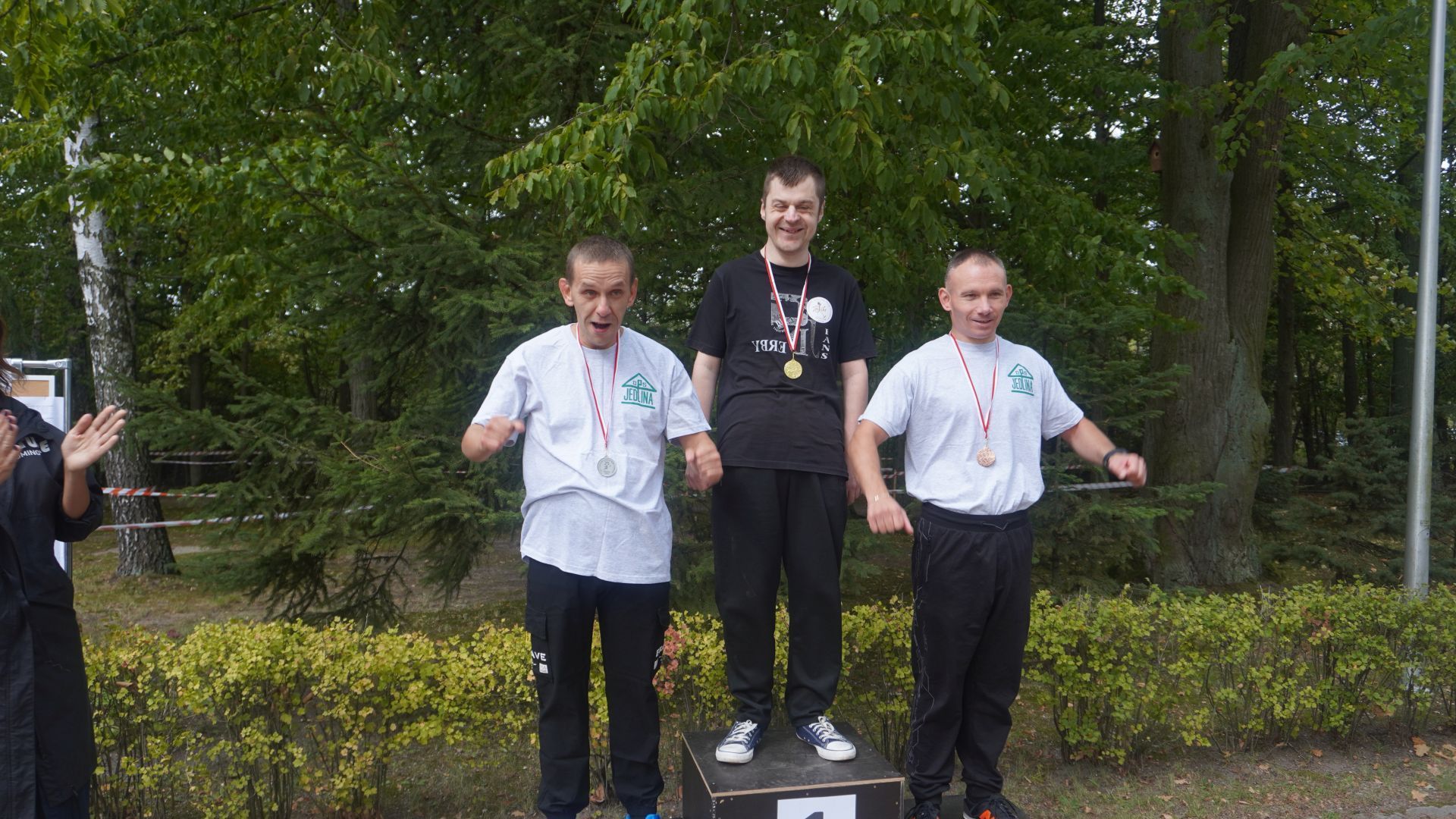 Zawodnicy biorący udział w biegu na dystans 200 m stoją na podium. 