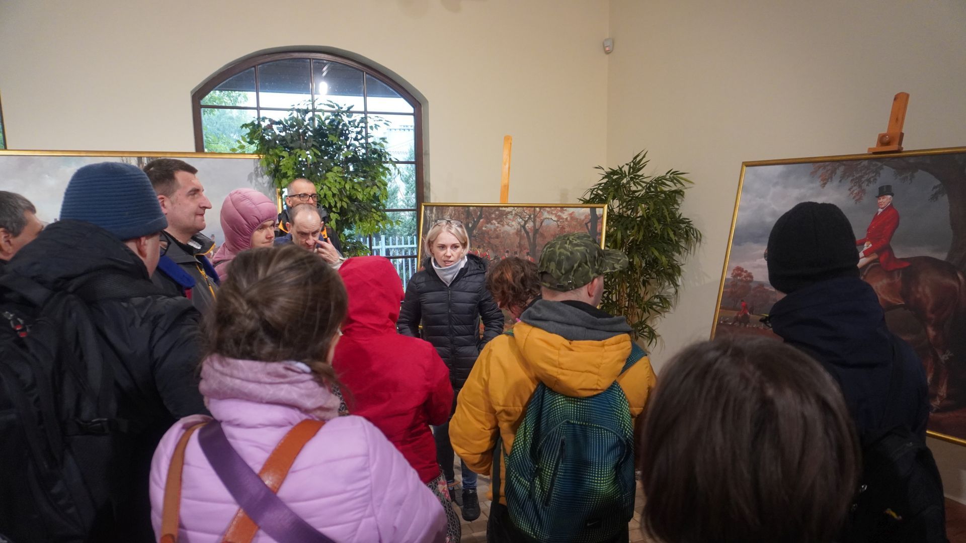 Uczestnicy zwiedzają Powozownię w Muzeum Romantyzmu w Opinogórze. 