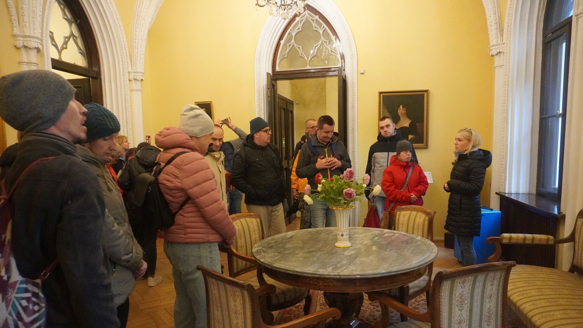 Uczestnicy zwiedzają Pałacyk w Muzeum Romantyzmu w Opinogórze. 