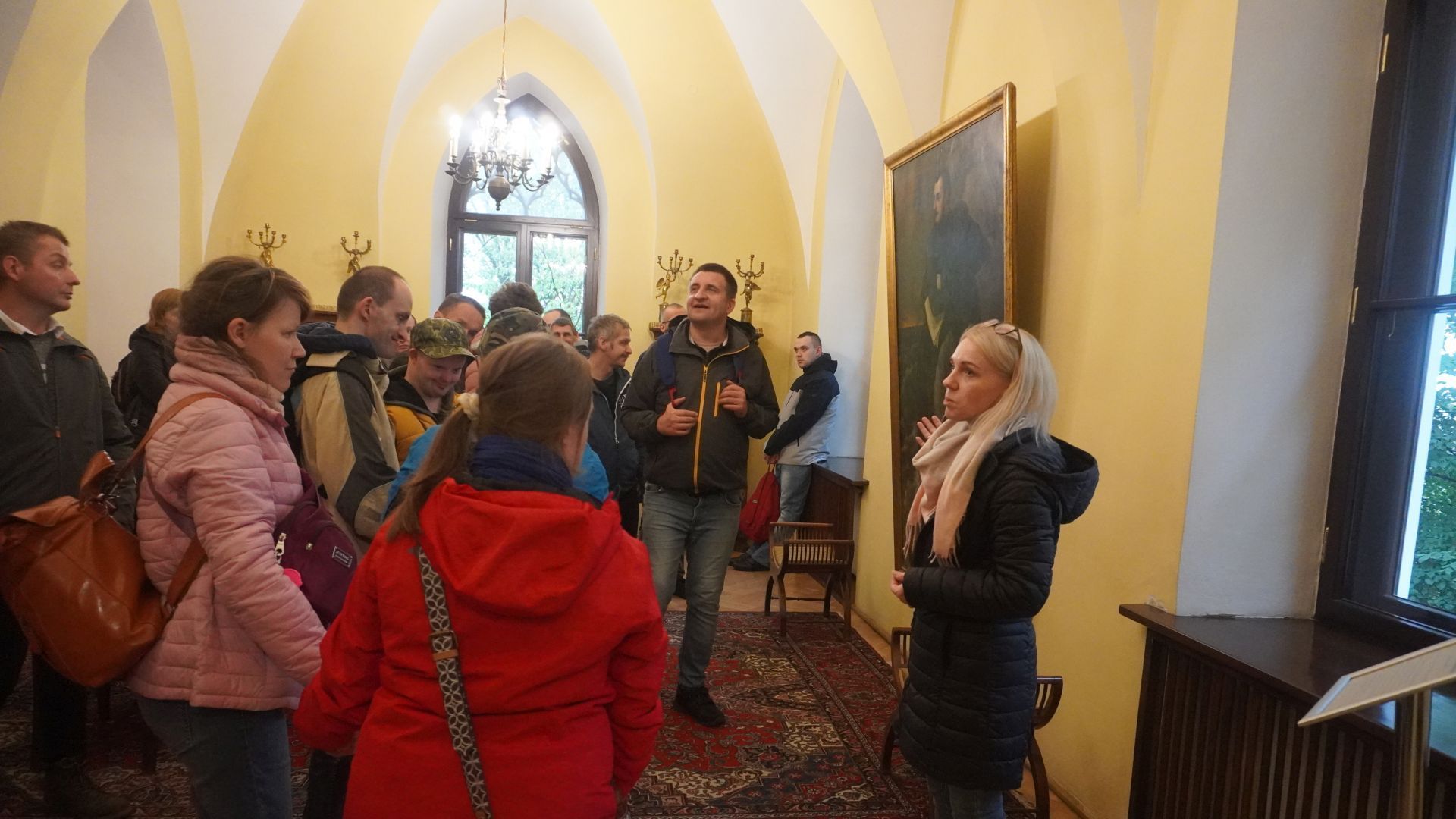 Uczestnicy zwiedzają Pałacyk w Muzeum Romantyzmu w Opinogórze. 