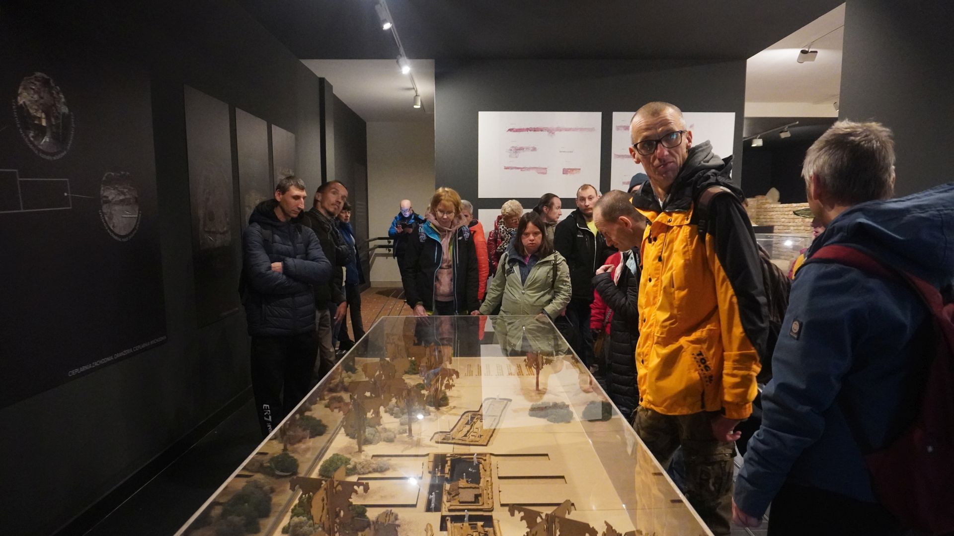 Uczestnicy zwiedzają Oranżerię w Muzeum Romantyzmu w Opinogórze. 