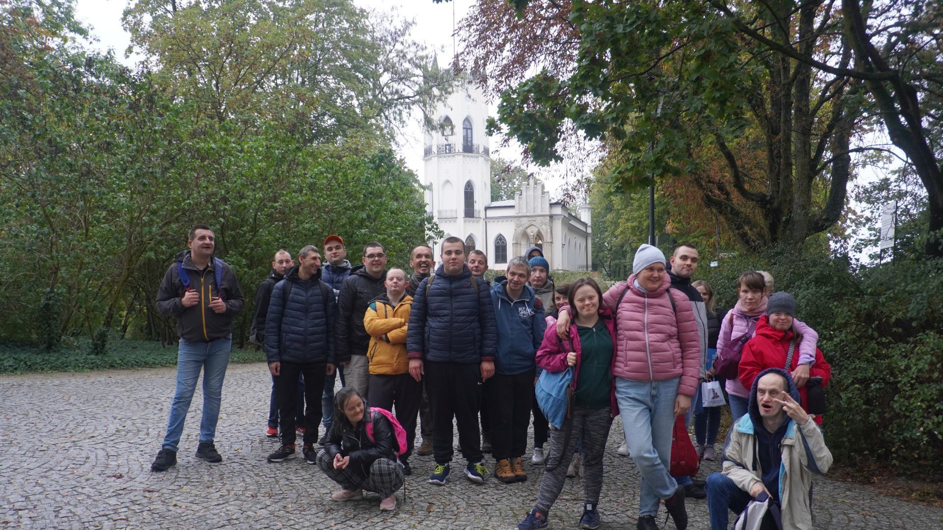 Zdjęcie grupowe uczestników i terapeutów PŚDS w Opinogórze. 