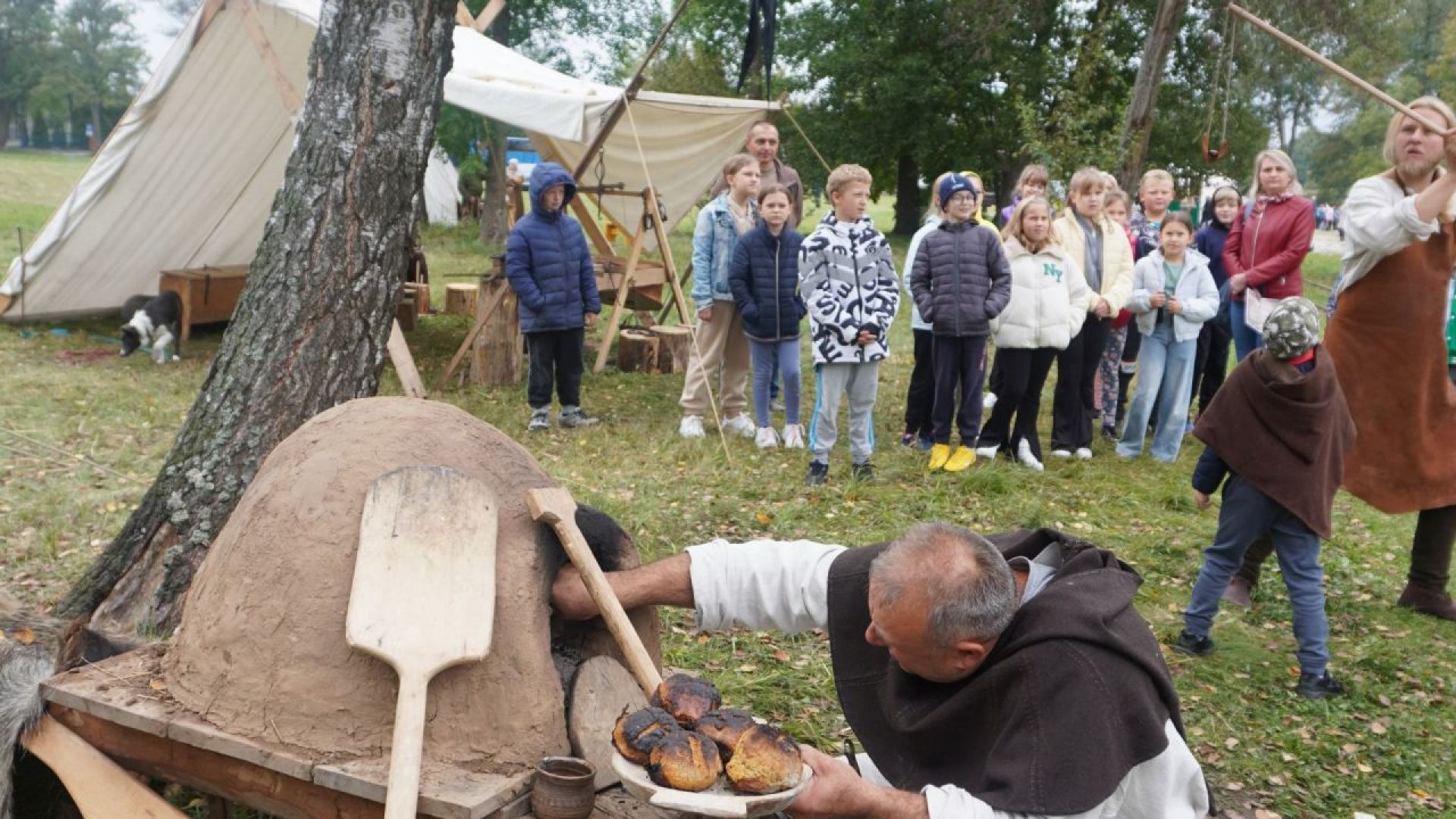 Pokaz wypieku chleba podczas V Festynu Archeologicznego ''Kierunek Grodzisko!'' w Mrozach.