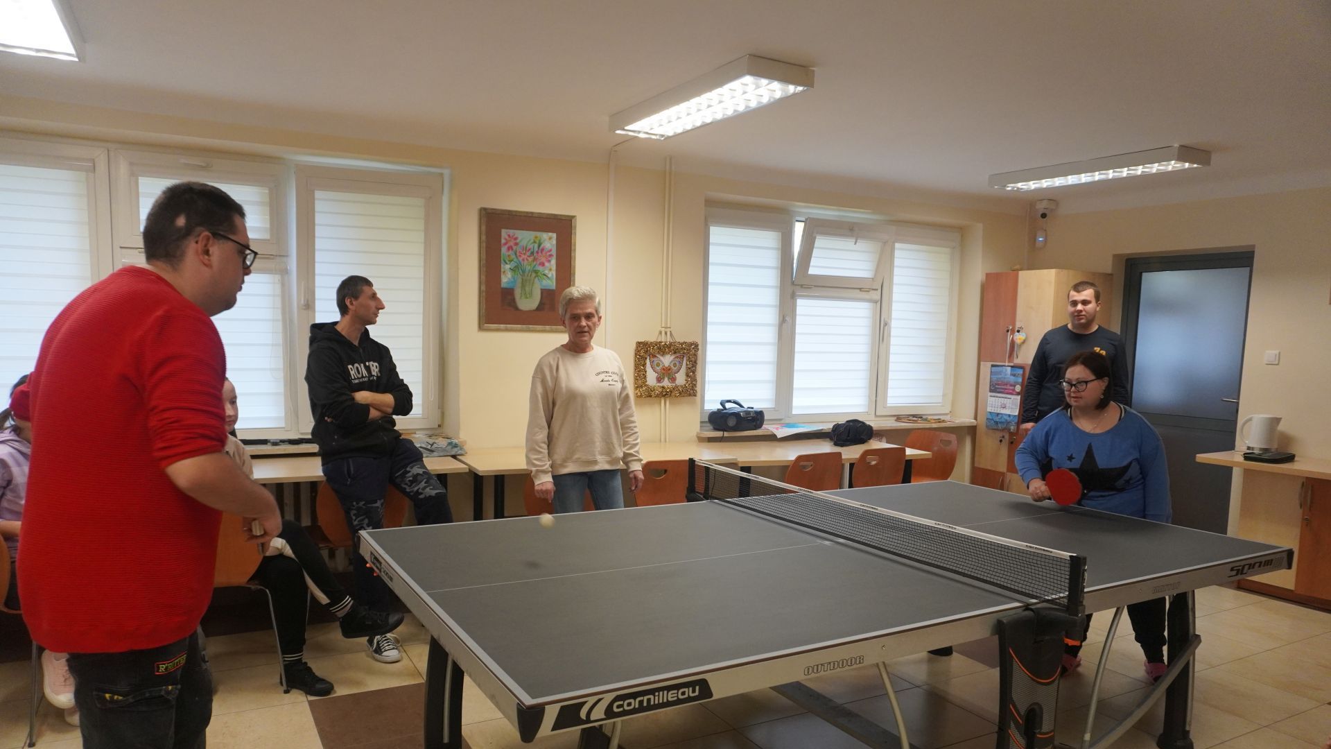 Ania i Karol rozgrywają mecz w tenisa stołowego.