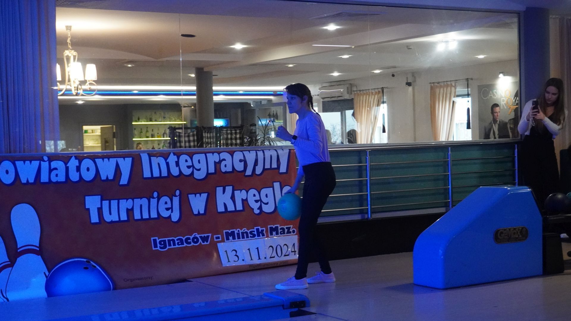 Uczestniczka Małgosia przygotowuje się do rzutu kulą podczas XIV Powiatowego Integracyjnego Turnieju w Kręgle.