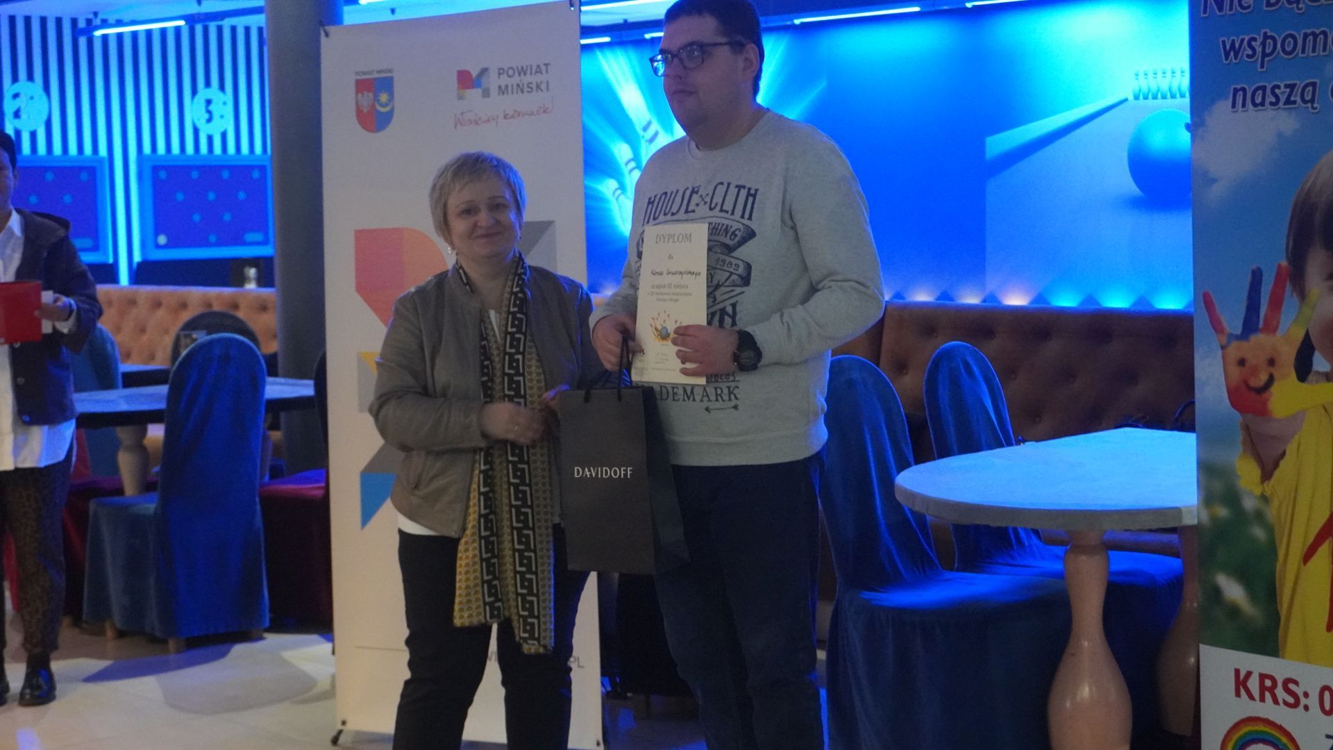 Uczestnik Karol wraz z Panią Dyrektor PŚDS Justyną Juszczak podczas ceremonii wręczenia dyplomów za udział w XIV Powiatowym Integracyjnym Turnieju w Kręgle. 