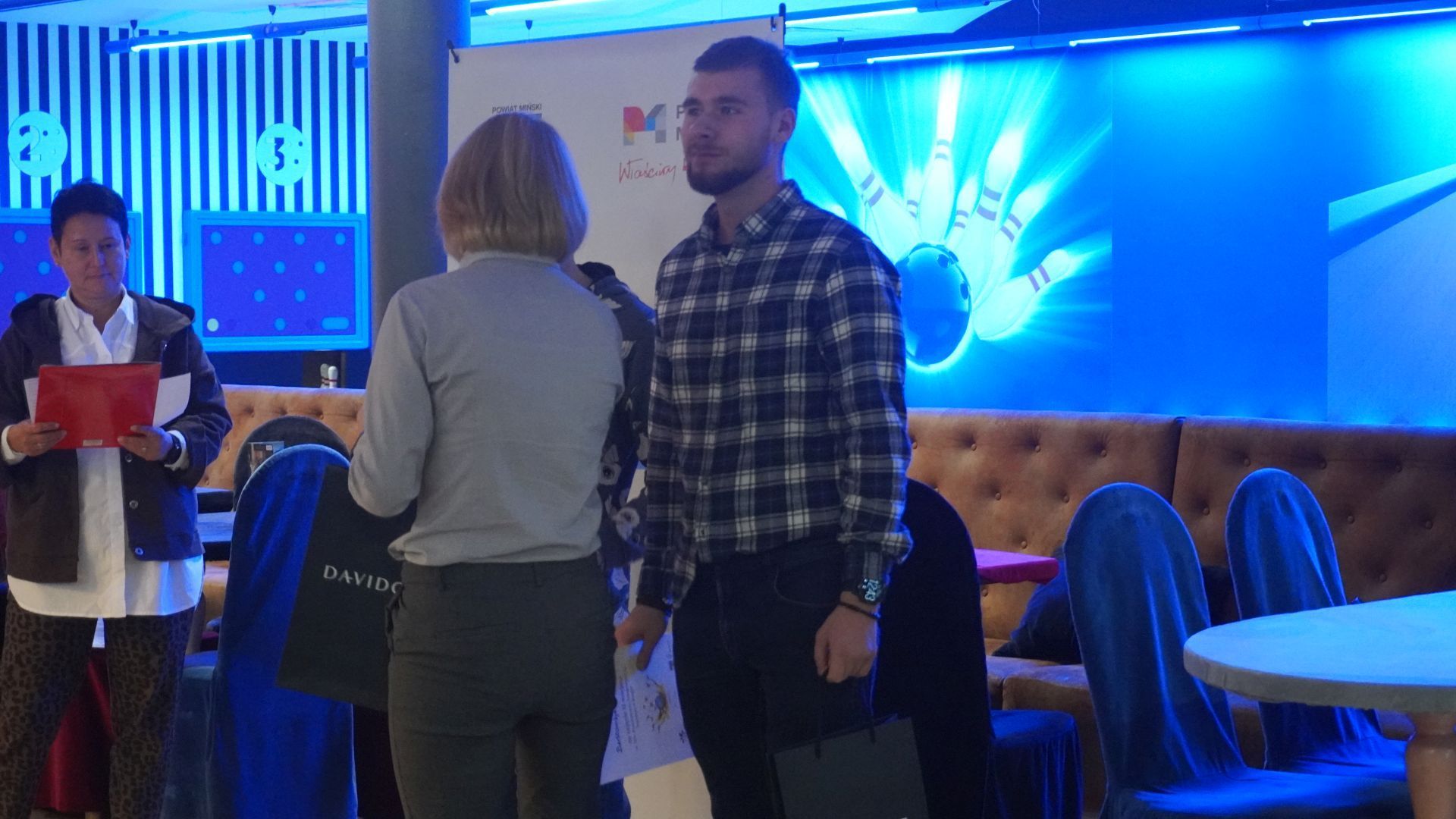 Uczestnik Bartek podczas ceremonii wręczenia dyplomów za udział w XIV Powiatowym Integracyjnym Turnieju w Kręgle. 