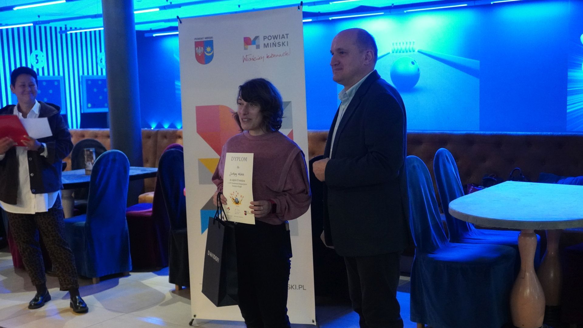 Uczestniczka Justyna podczas ceremonii wręczenia dyplomów za udział w XIV Powiatowym Integracyjnym Turnieju w Kręgle. 