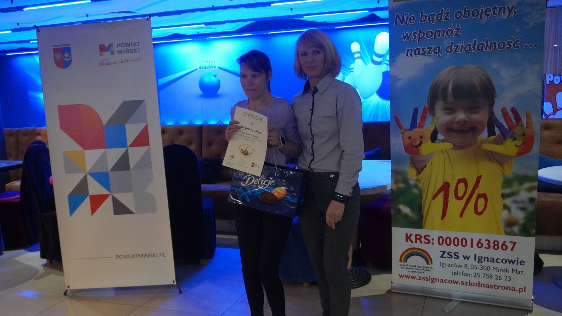 Uczestniczka Małgosia podczas ceremonii wręczenia dyplomów za udział w XIV Powiatowym Integracyjnym Turnieju w Kręgle. 