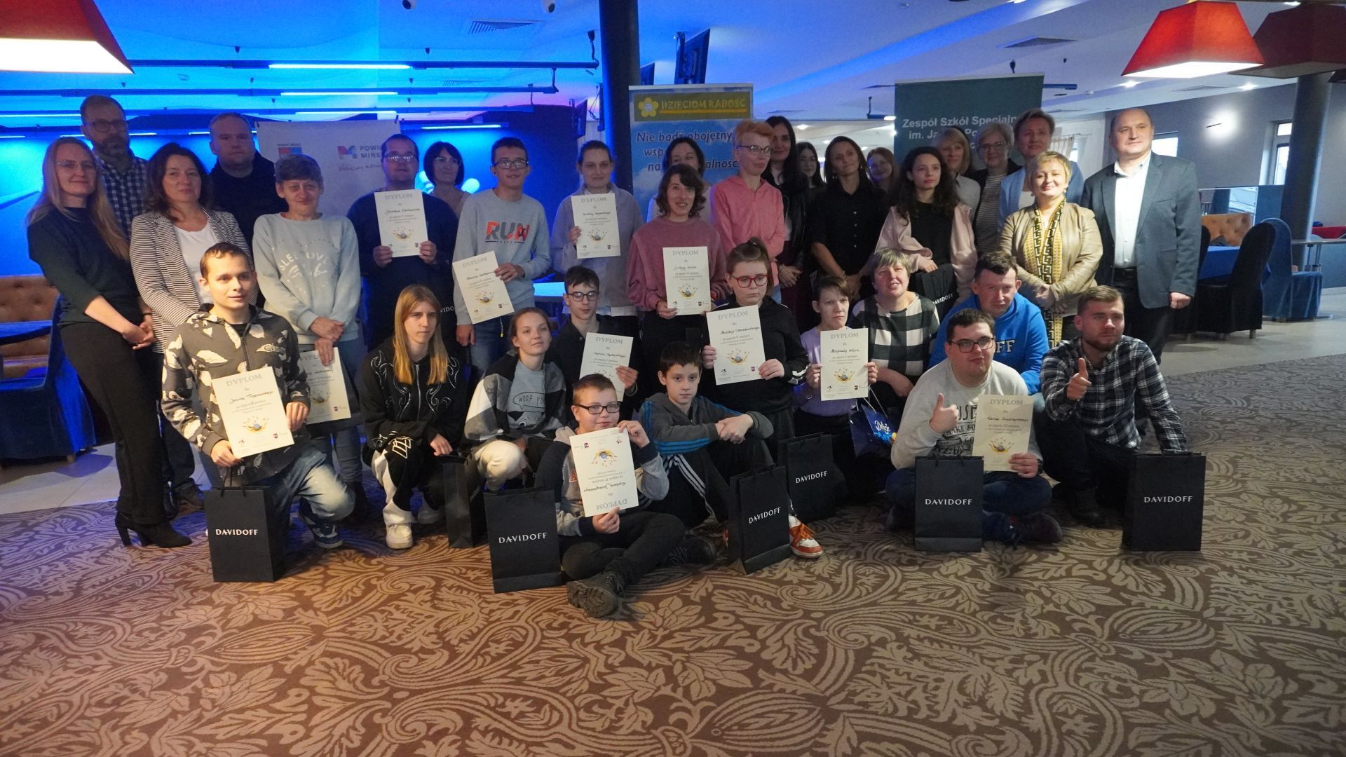 Zaproszeni goście, organizatorzy oraz uczestnicy XIV Powiatowego Integracyjnego Turnieju w Kręgle podczas grupowego zdjęcia. 
