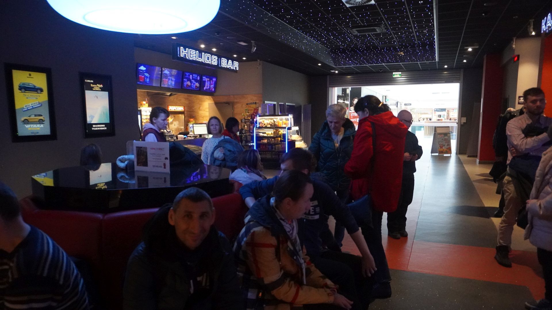 Uczestnicy oraz terapeuci oczekują w kinie ''Helios'' na film ''U Pana Boga w Królowym Moście''.
