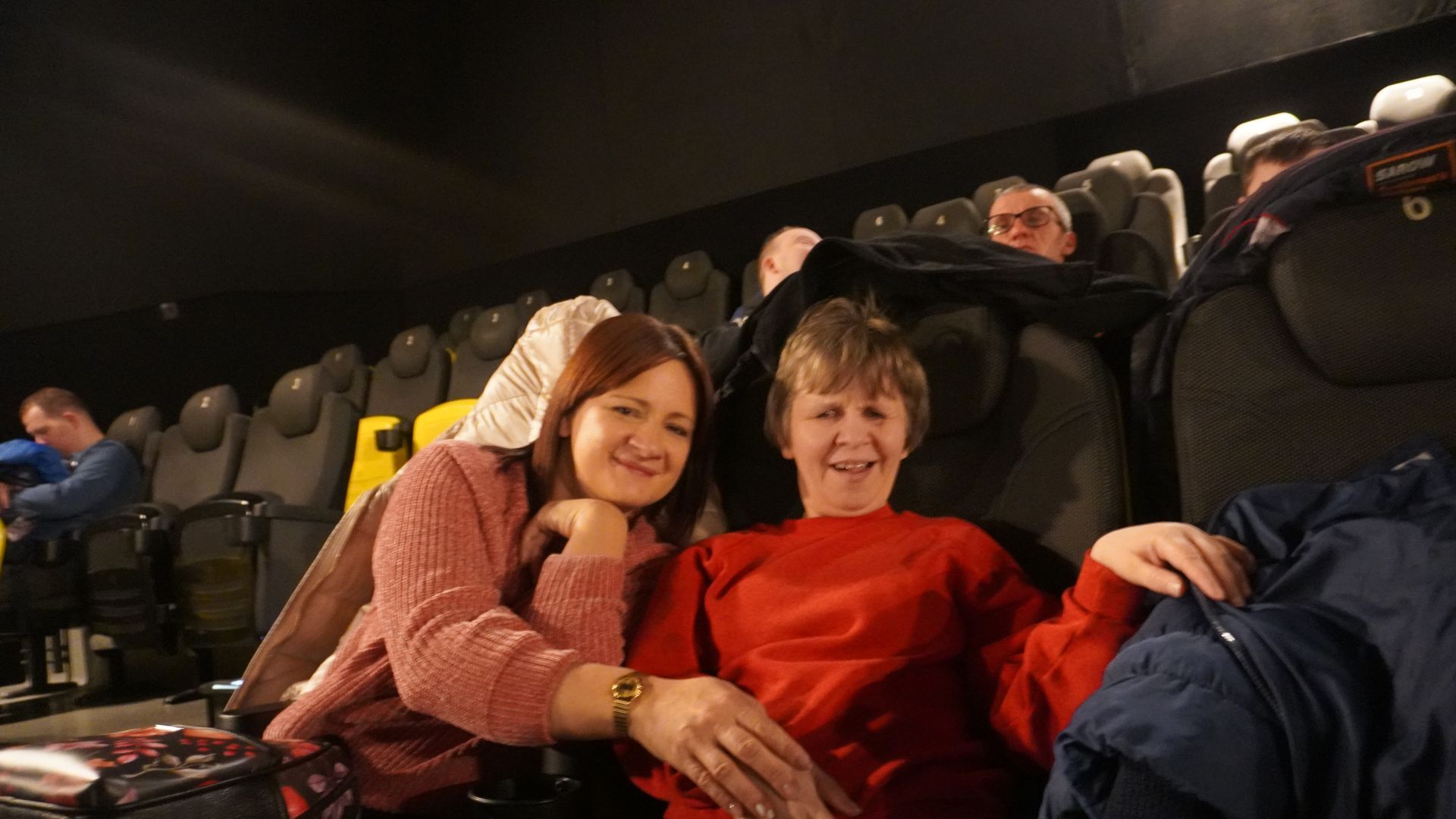 Uczestniczka Iwona i Pani Kasia oczekują w sali kinowej na film ''U Pana Boga w Królowym Moście''.
