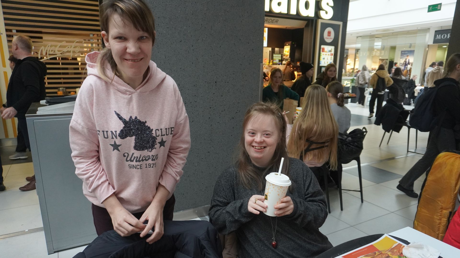 Małgosia i Marta pozują do zdjęcia w restauracji McDonald's. 