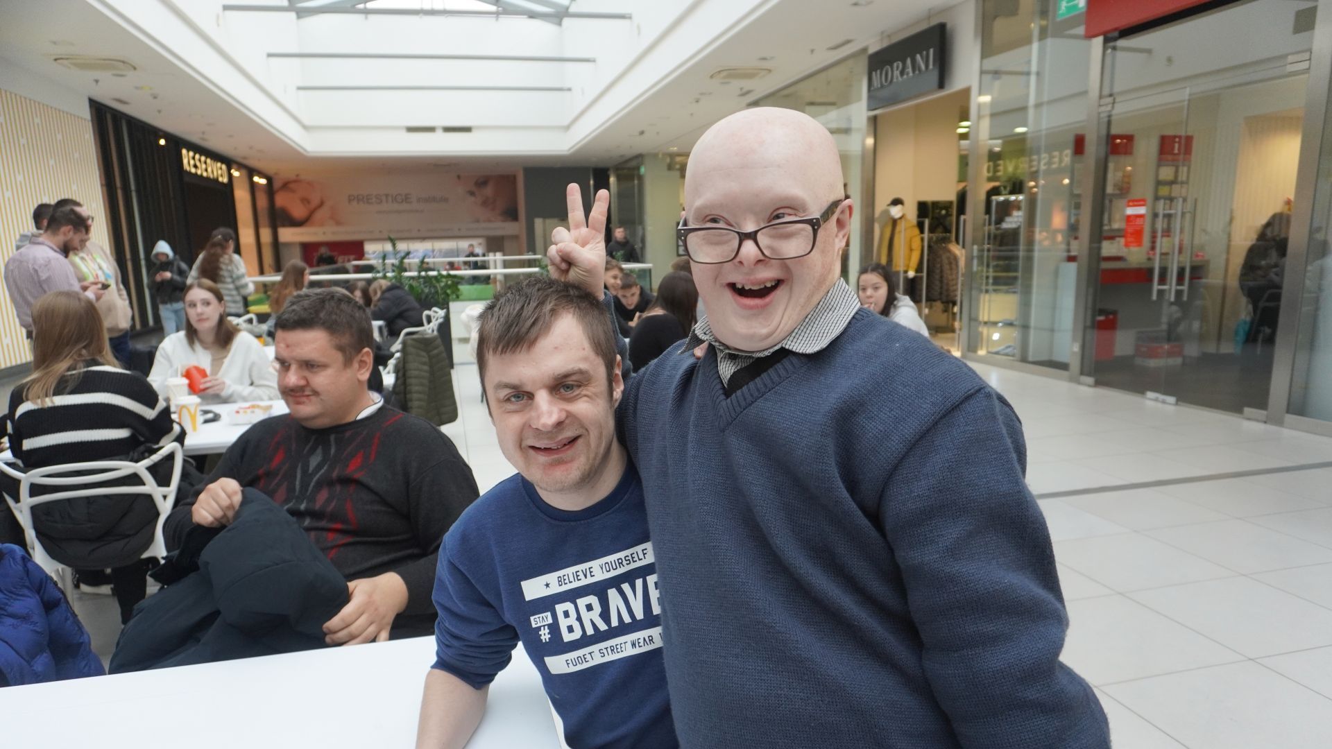 Mateusz i Łukasz pozują do zdjęcia w restauracji McDonald's. 