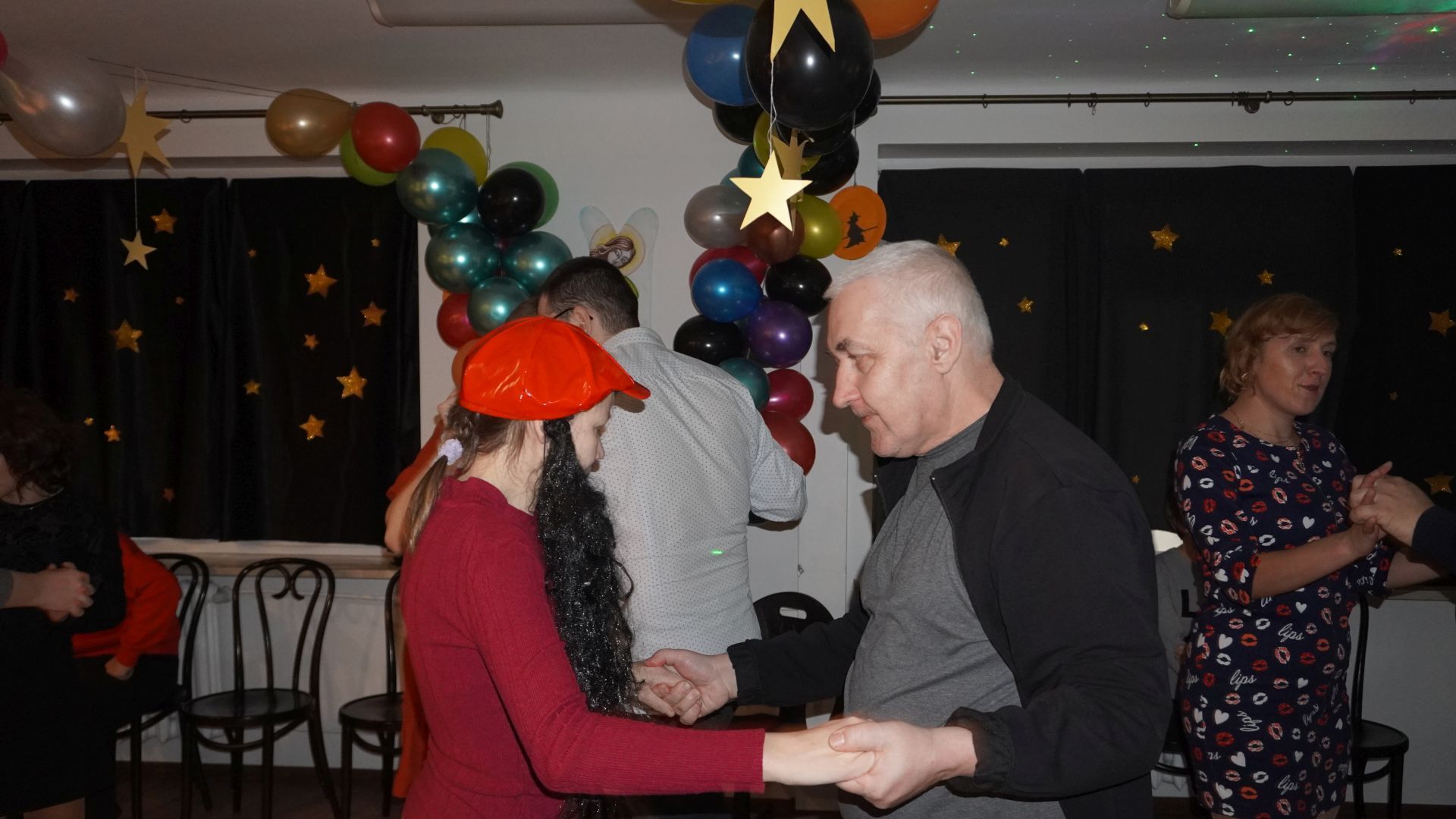 Uczestnicy Małgosia i Tadeusz tańczą razem w parze podczas imprezy andrzejkowej.