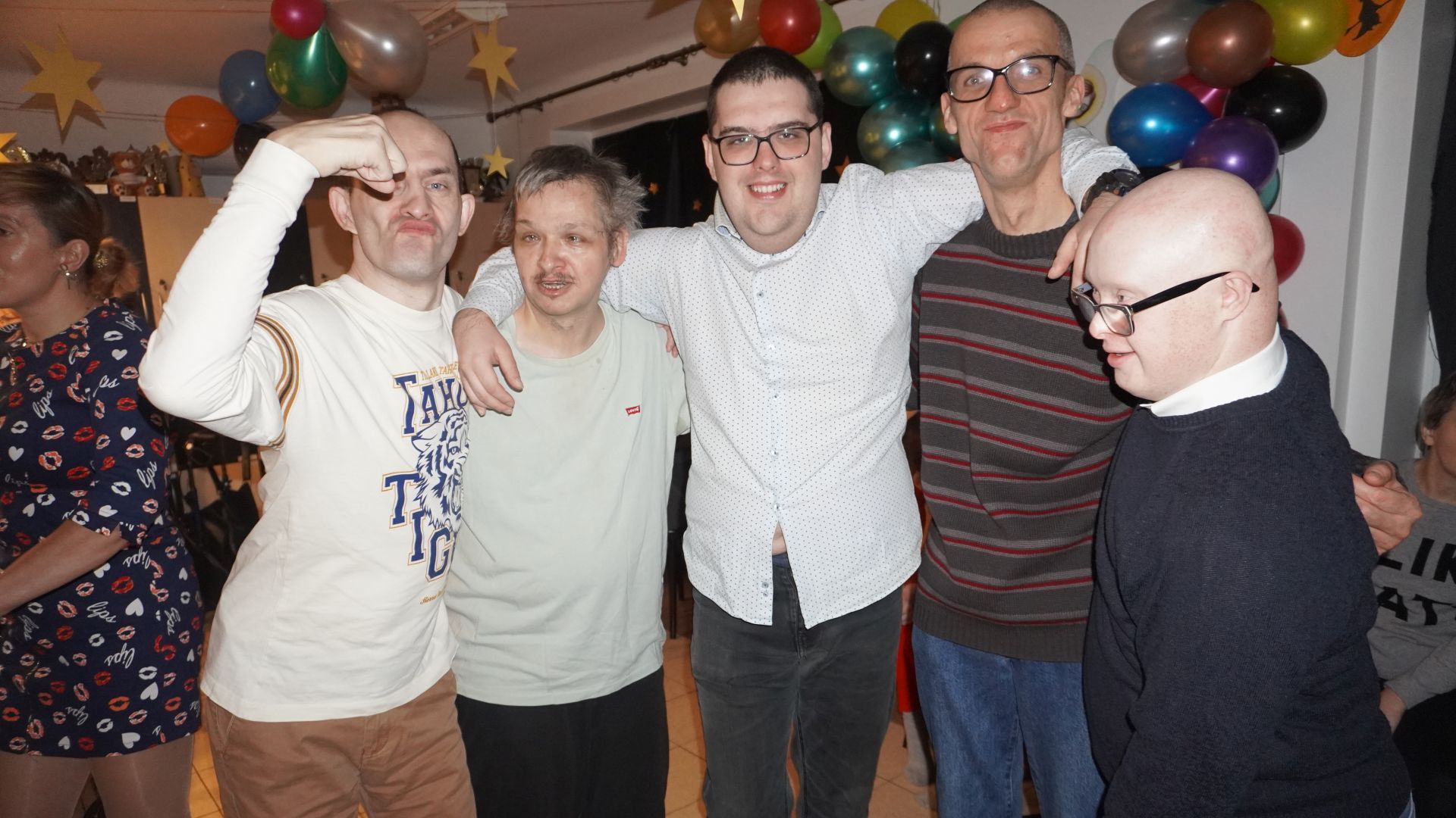 Uczestnicy pozują wspólnie do zdjęcia podczas imprezy andrzejkowej.
