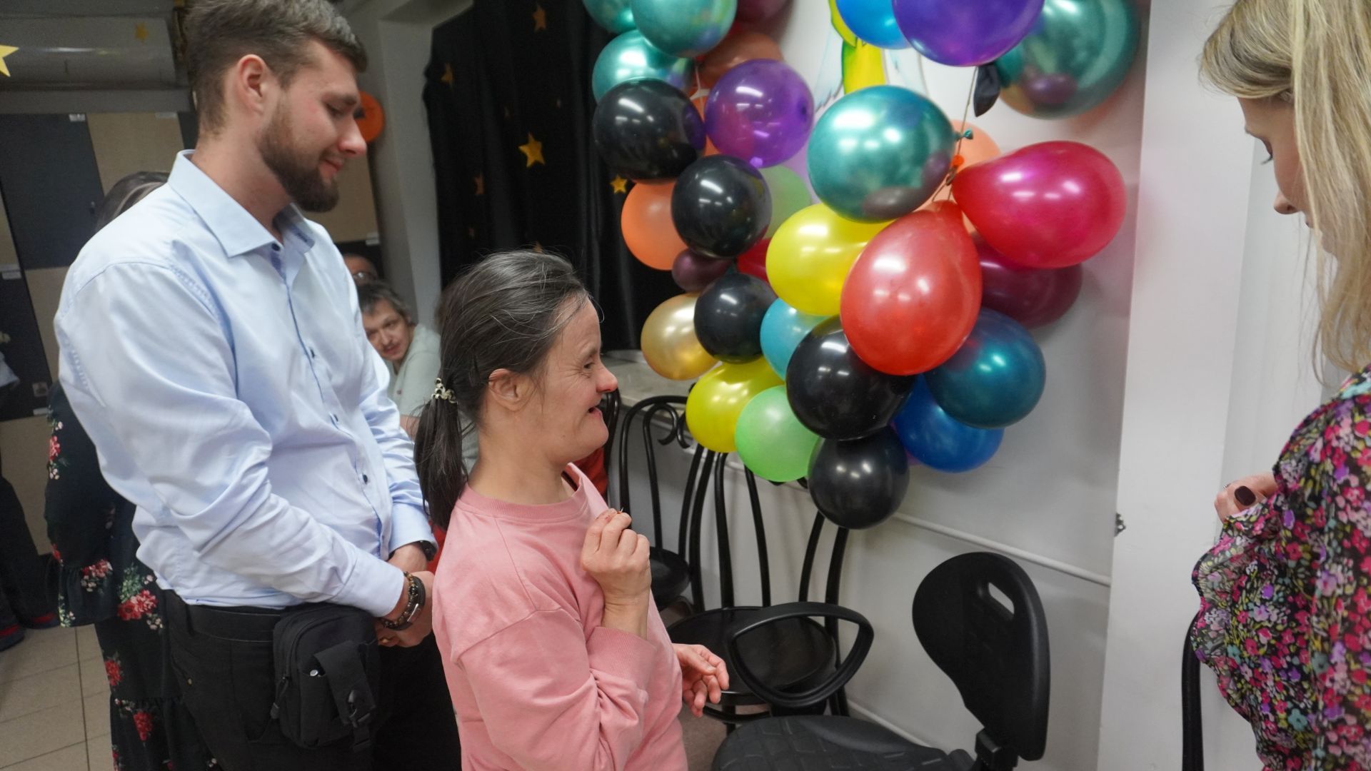 Uczestniczka Agnieszka przebija balon, w którym jest ukryta wróżba andrzejkowa.