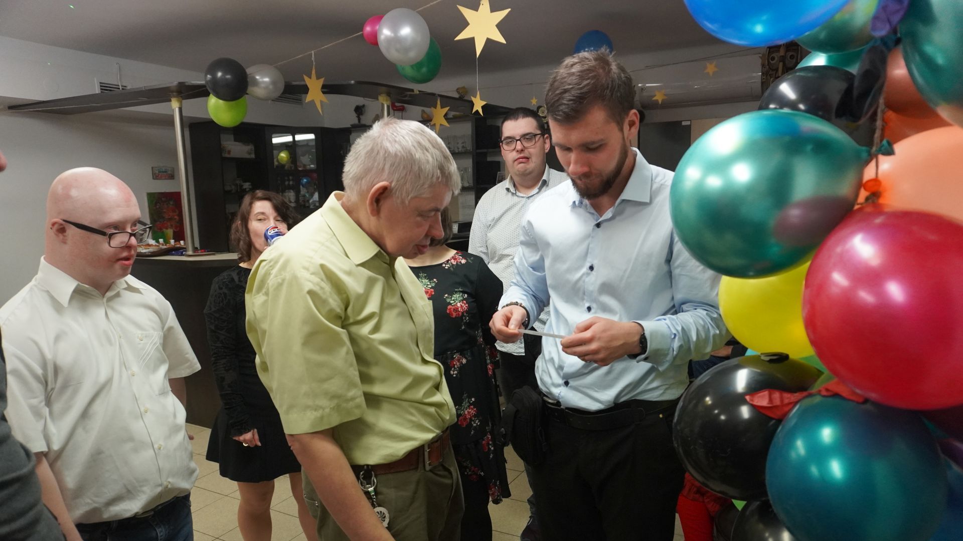 Uczestnik Bartek odczytuje wróżbę andrzejkową, która była ukryta w balonie. 