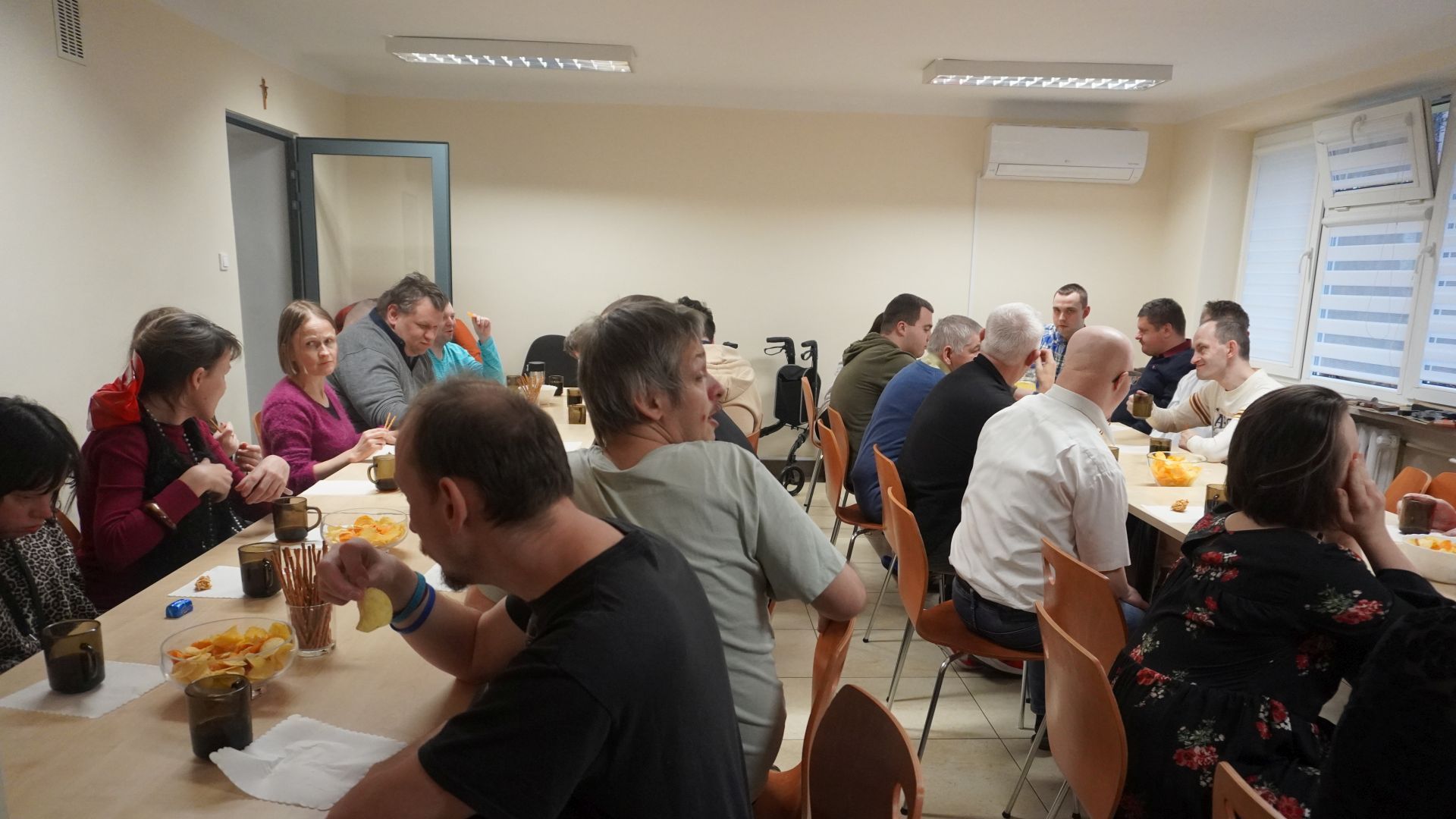 Poczęstunek uczestników podczas zabawy andrzejkowej.