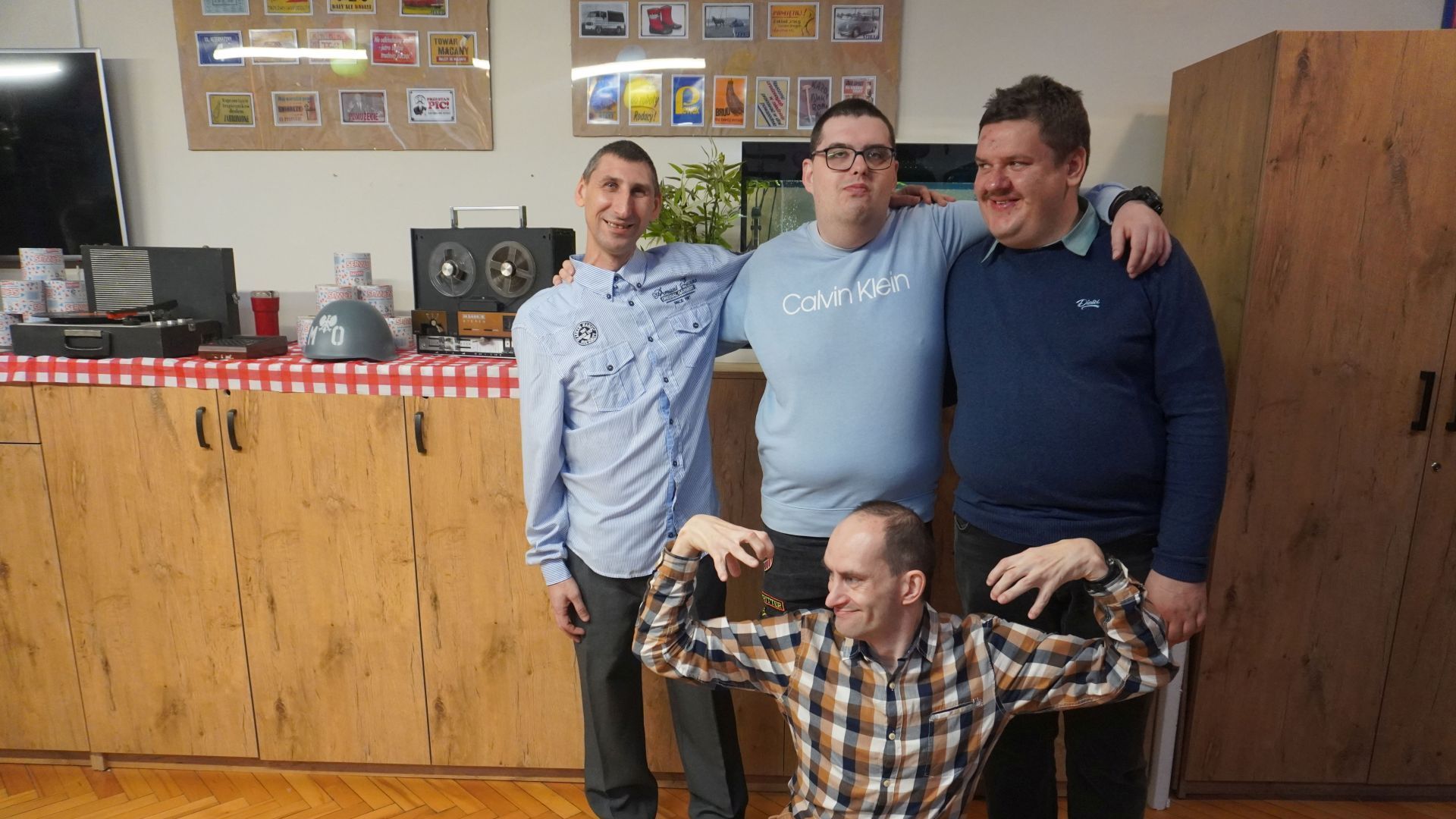 Uczestnicy naszego Domu pozują do zdjęcia podczas imprezy andrzejkowej w DPS ''Jedlina'' w Mieni.