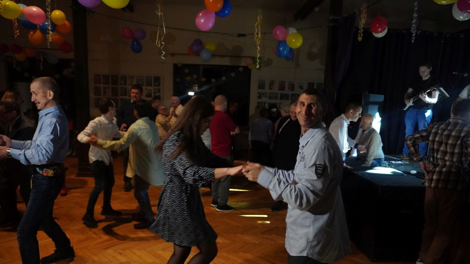 Tańce podczas imprezy andrzejkowej w DPS ''Jedlina'' w Mieni.