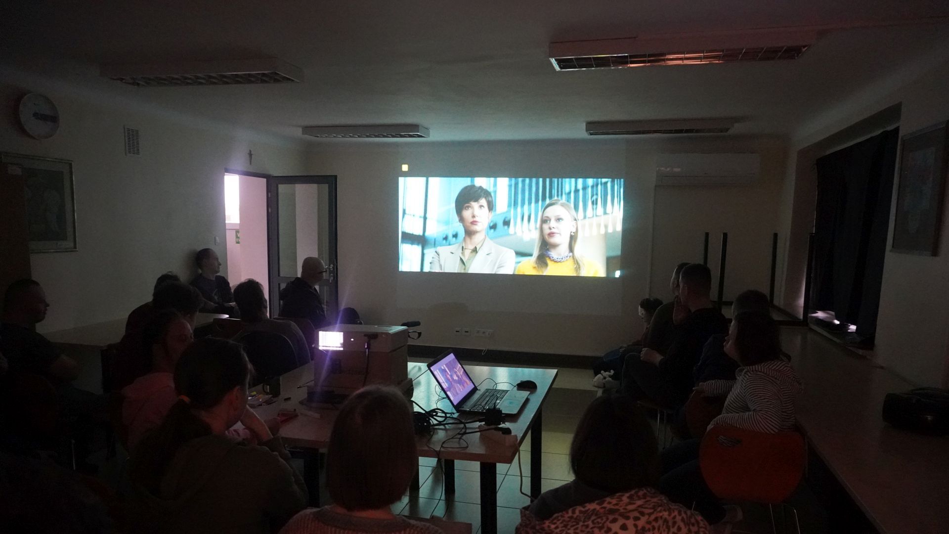 Wspólne oglądanie filmu z okazji Mikołajek.