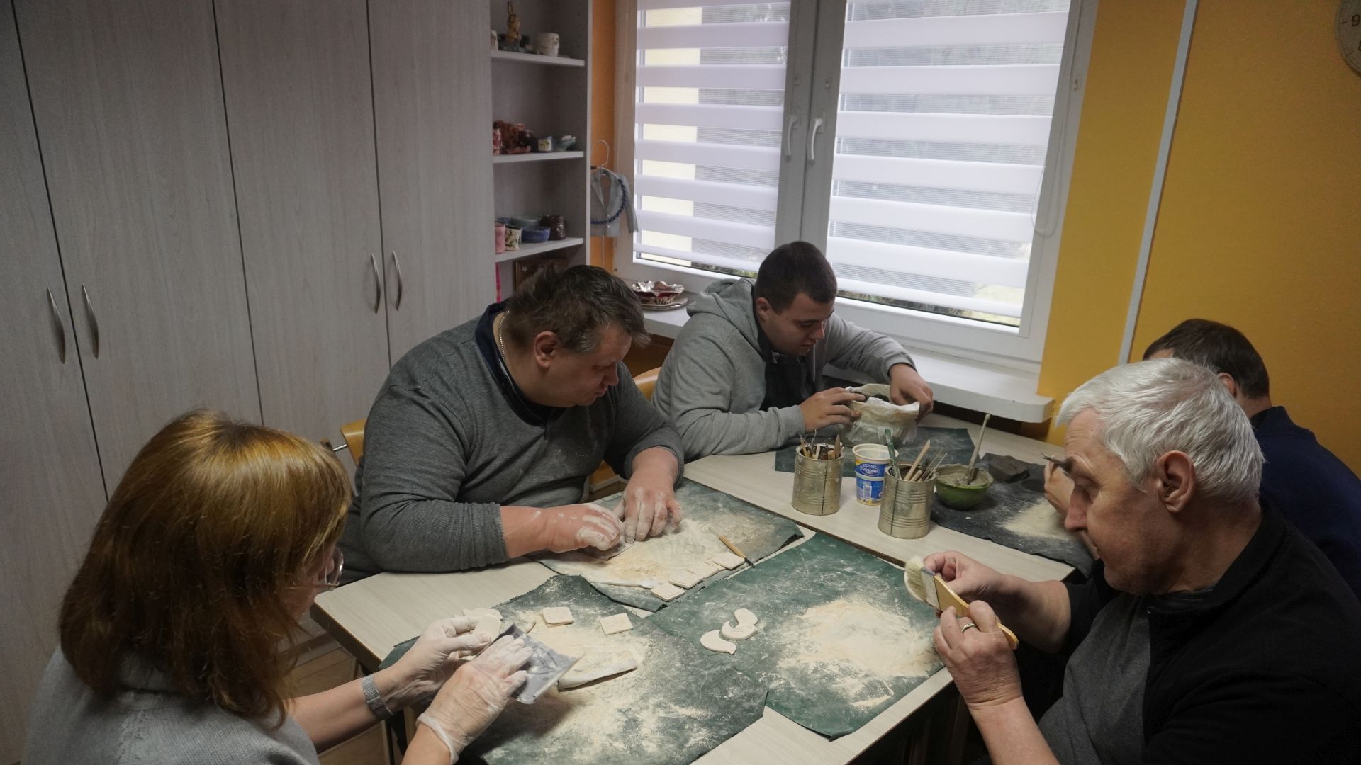 Uczestnicy w pracowni ceramicznej przygotowują magnesy na 50-lecie Medycznej Szkoły Policealnej w Mińsku Mazowieckim.