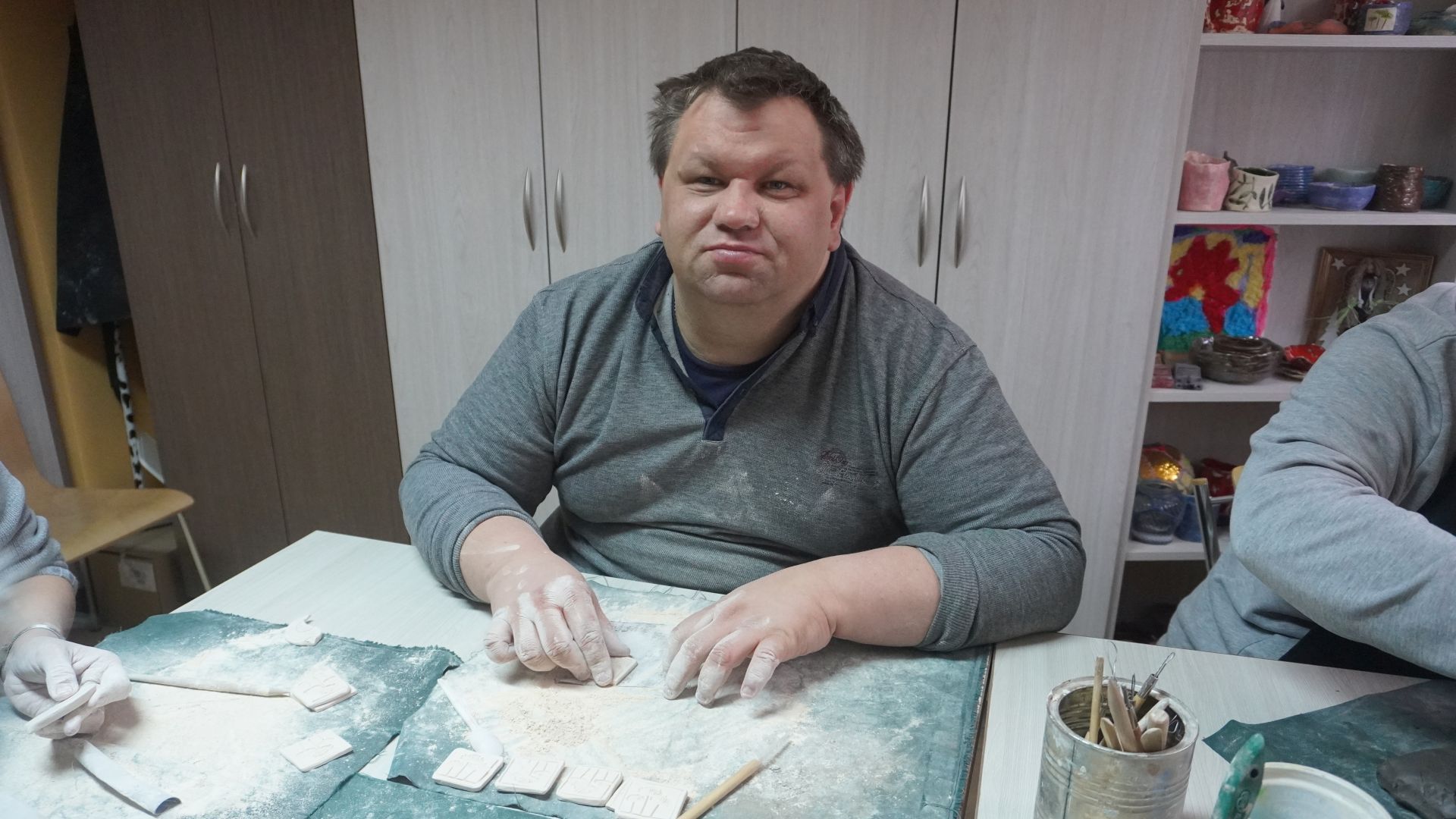 Uczestnik Marcin w pracowni ceramicznej robi magnesy na 50-lecie Medycznej Szkoły Policealnej w Mińsku Mazowieckim.