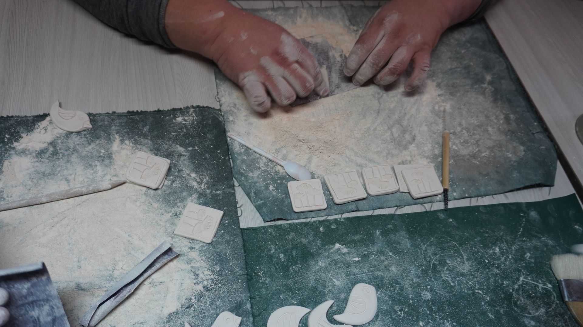 Uczestnicy w pracowni ceramicznej przygotowują magnesy na 50-lecie Medycznej Szkoły Policealnej w Mińsku Mazowieckim.