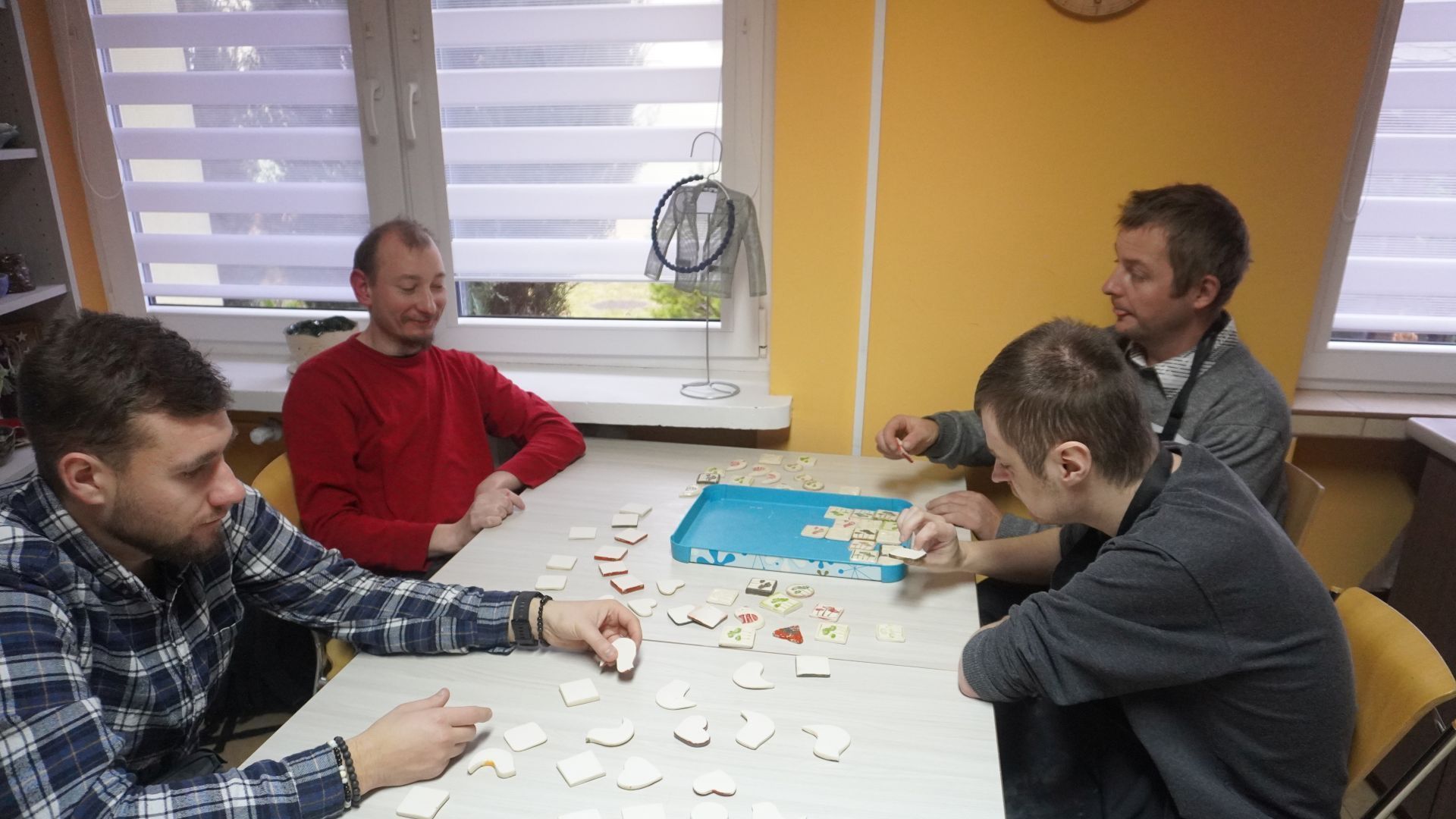 Uczestnicy w pracowni ceramicznej przygotowują magnesy na 50-lecie Medycznej Szkoły Policealnej w Mińsku Mazowieckim.