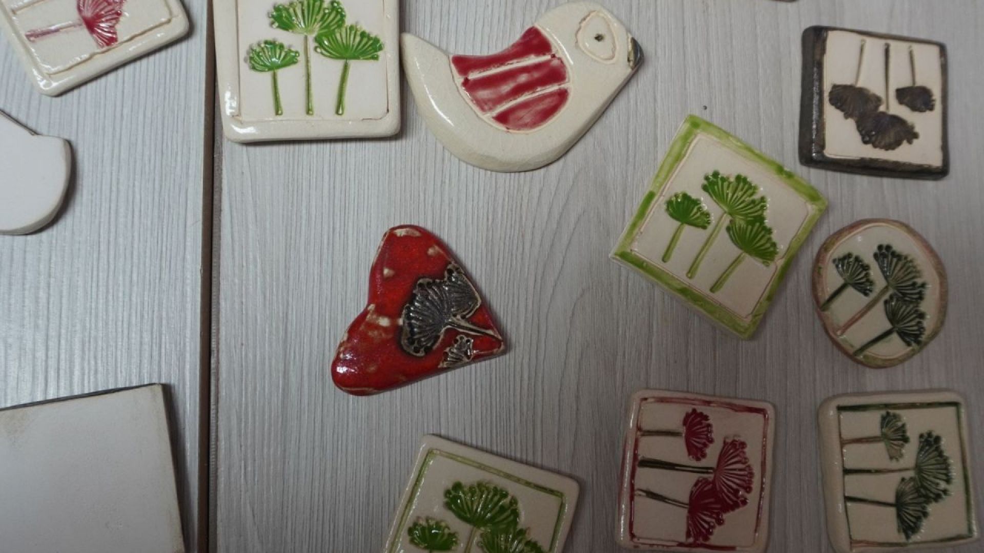 Magnesy ceramiczne przygotowane przez naszych uczestników pod okiem pani Katarzyny Zalewskiej, na 50-lecie Medycznej Szkoły Policealnej w Mińsku Mazowieckim.