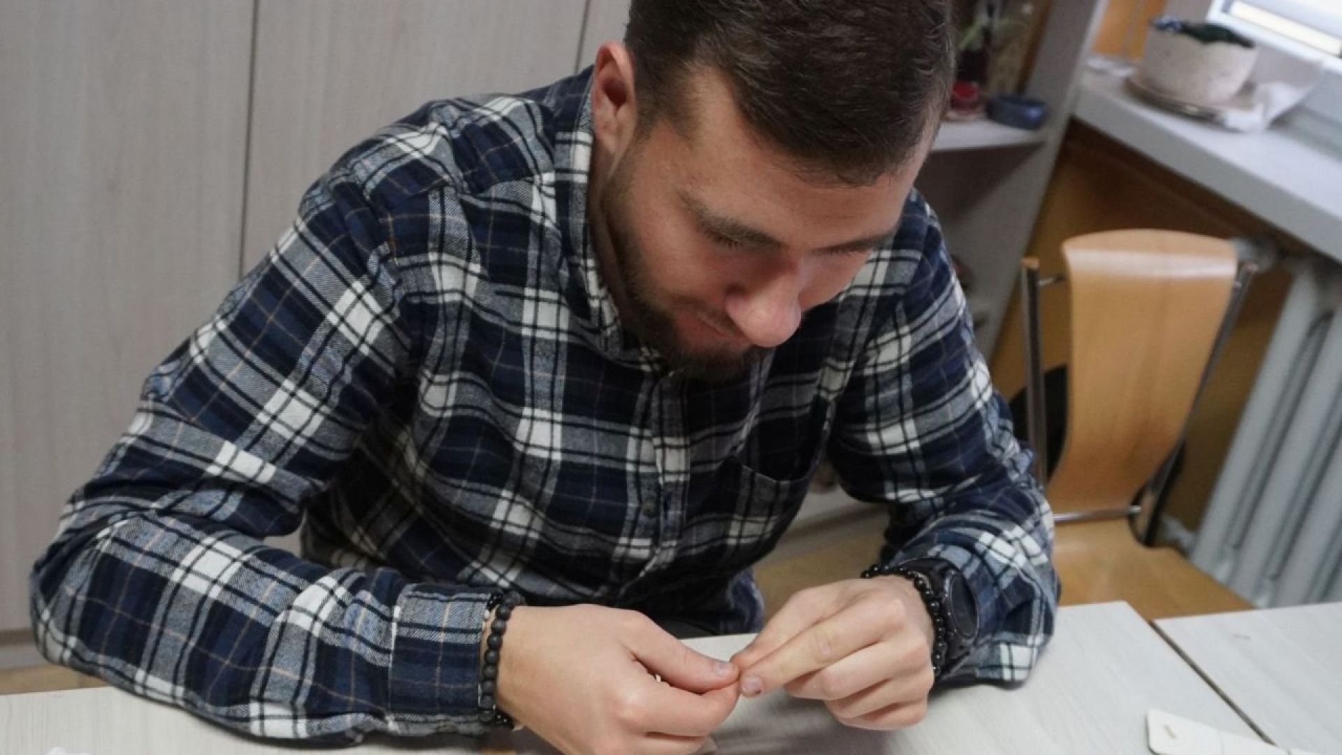 Uczestnicy Bartek w pracowni ceramicznej przygotowuje magnesy na 50-lecie Medycznej Szkoły Policealnej w Mińsku Mazowieckim.