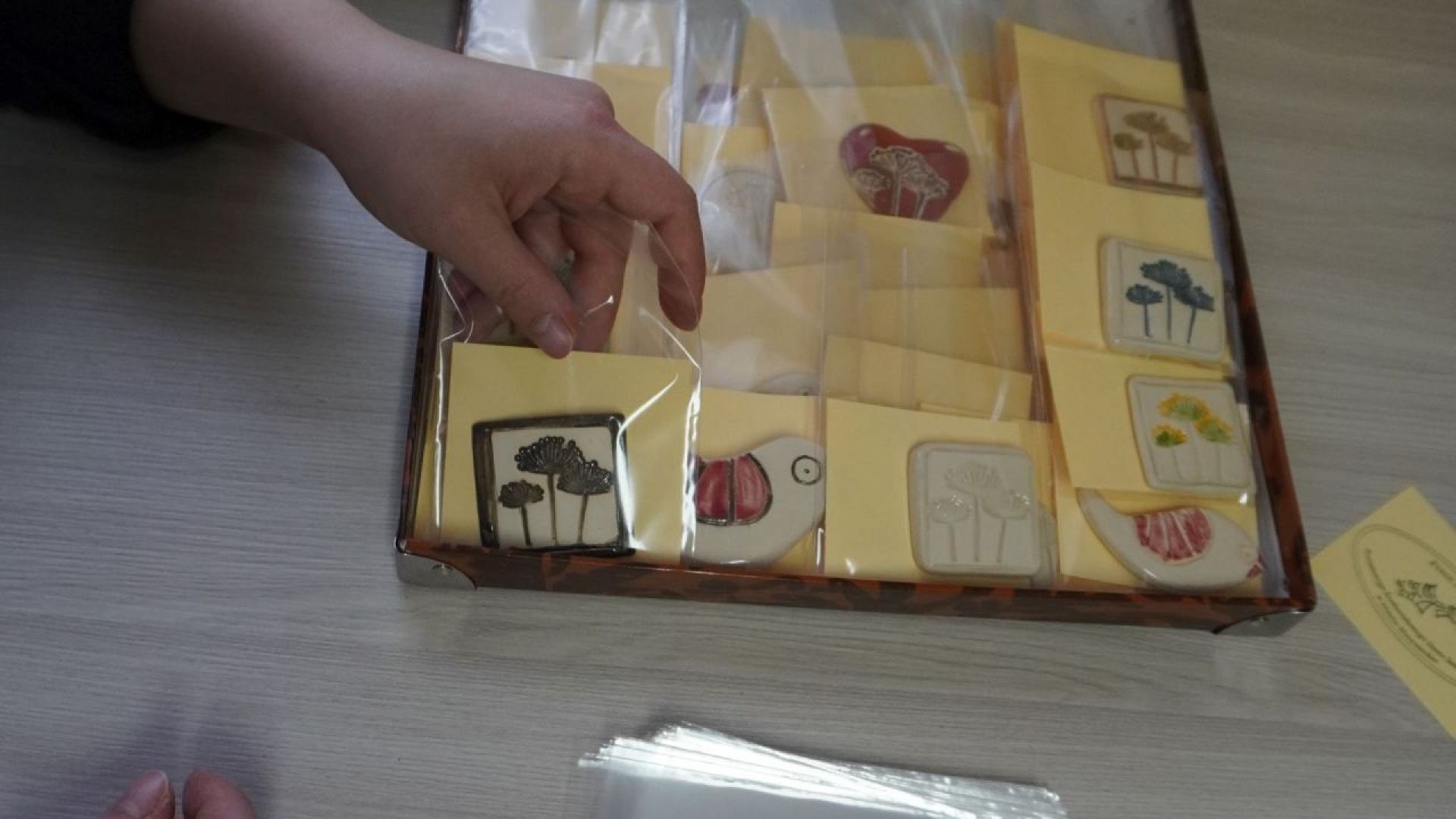 Zapakowane magnesy ceramiczne na 50-lecie Medycznej Szkoły Policealnej w Mińsku Mazowieckim.