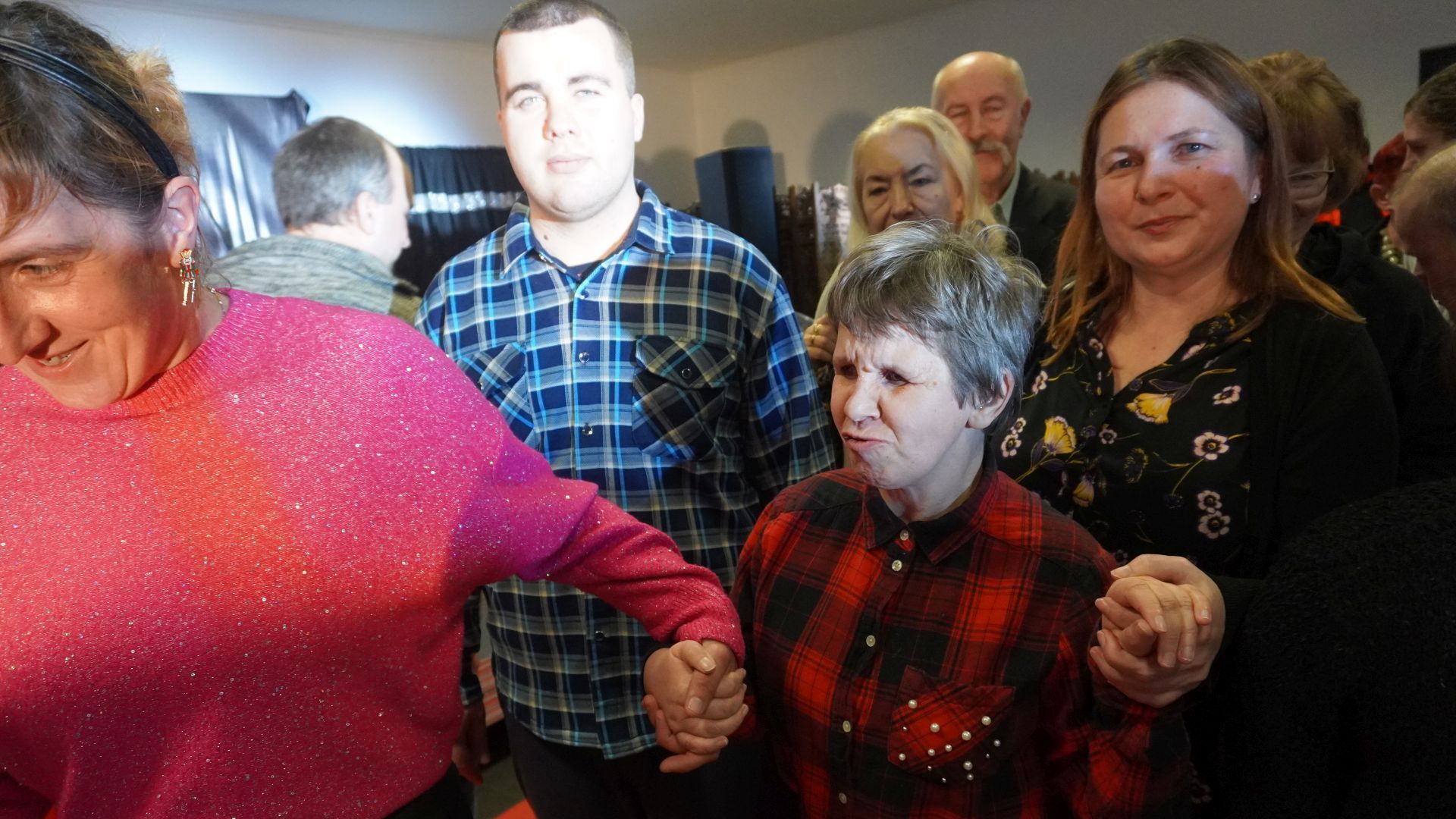 Uczestnicy wraz z terapeutą, Panią Iwoną, podczas VI Gminnych Obchodów Międzynarodowego Dnia Osób Niepełnosprawnych w Rządzy w Gminie Stanisławów.